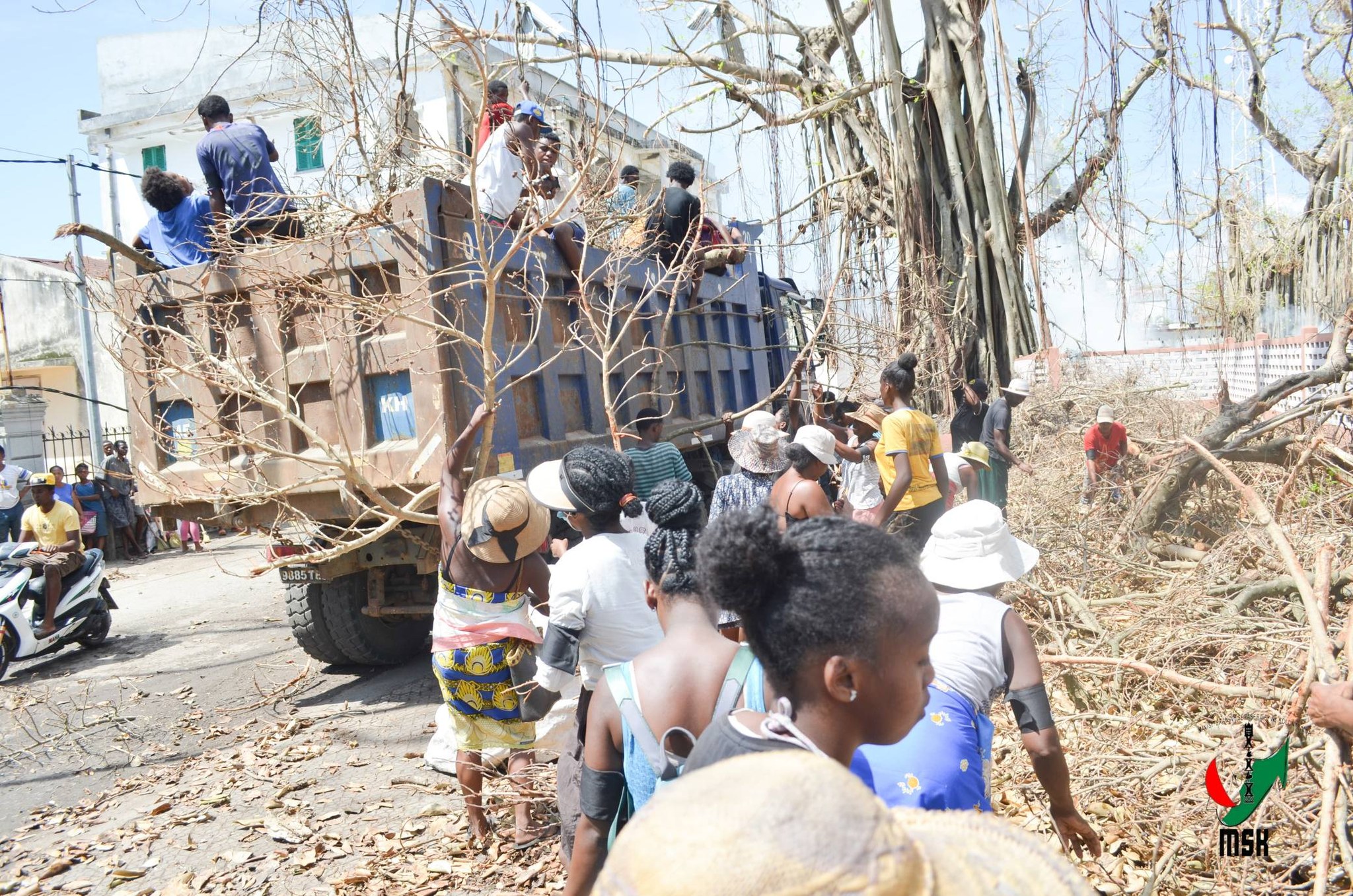 MPIROTSAKA AN-TSITRAPO MARO NO NIARA-NIENTANA TAMIN' NY MINISTERAN' NY SERASERA SY NY KOLONTSAINA NANADIO NY MOZEA VAVITIANA TOAMASINA