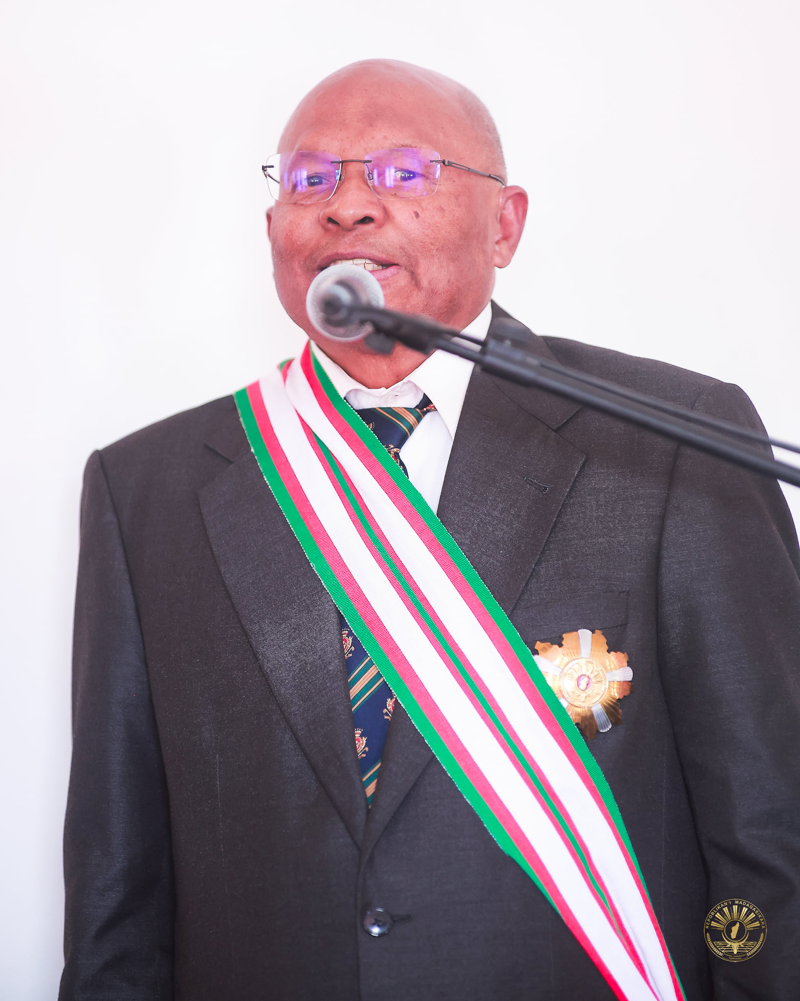 NANOMBOKA TAMIN'NY FOMBA OFISIALY NY FIVORIANA VOALOHAN'IREO MPIKAMBANA VAOVAO EO ANIVON'NY FILANKEVITRY NY MARIBONINAHI-PIRENENA