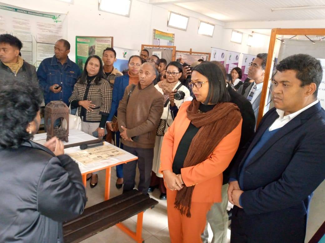 HAHARITRA DIMY ANDRO ITY FAMPIRANTIANA HIARAHANA AMIN'NY ICOM-MADAGASCAR ETSY AMPEFILOHA ITY