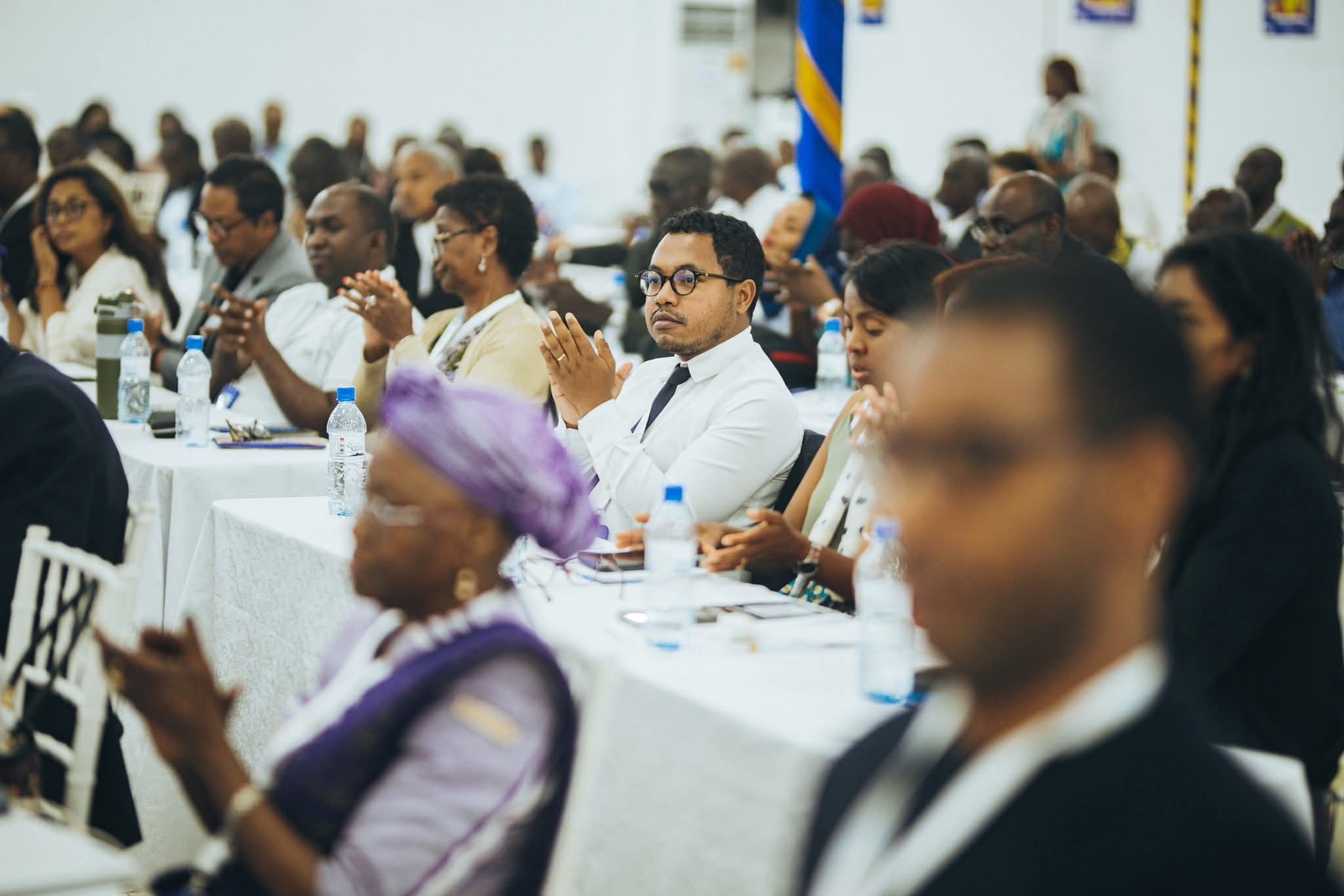 NISONGADINA TEO AMIN' NY SEHATRA AFRIKANA NY EZAKA VITAN' I MADAGASIKARA TAMIN' NY FAMETRAHANA NY " SATAN' NY MATIHANINA AMIN' NY SEHATRY NY BOKY " NA NY " CHARTES DES PROFESSIONNELS DU LIVRE "