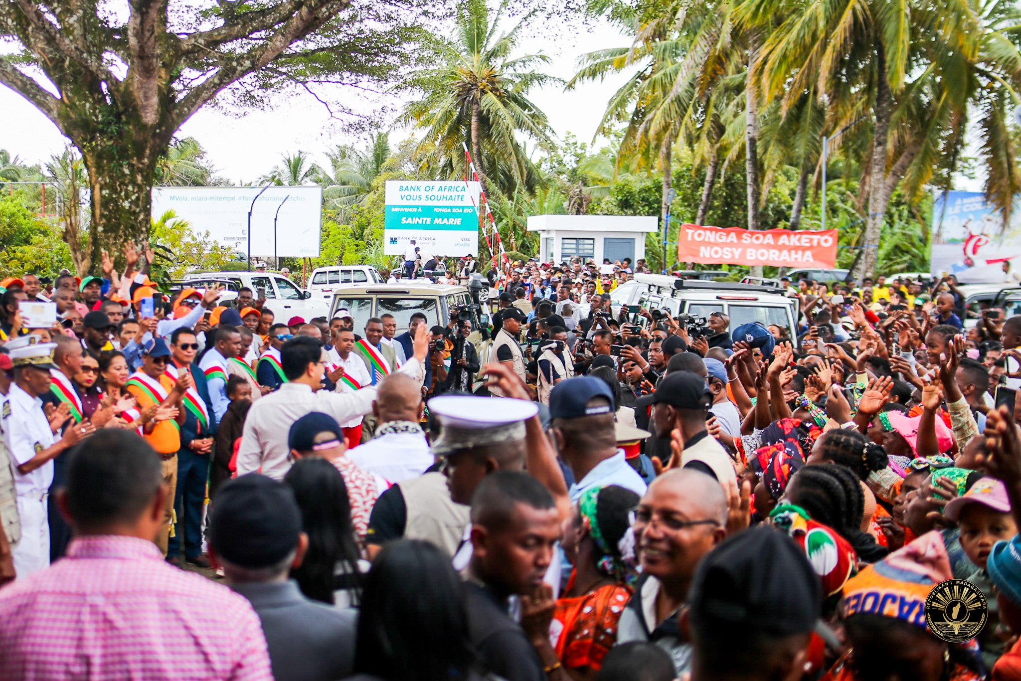 EFA TONGA SOA AMAN-TSARA ETO SAINTE-MARIE IZAHAY SY NY PRAIMINISITRA MIARAKA AMIN' IREO MPIKAMBANA REHETRA AO AMIN' NY GOVERNEMANTA