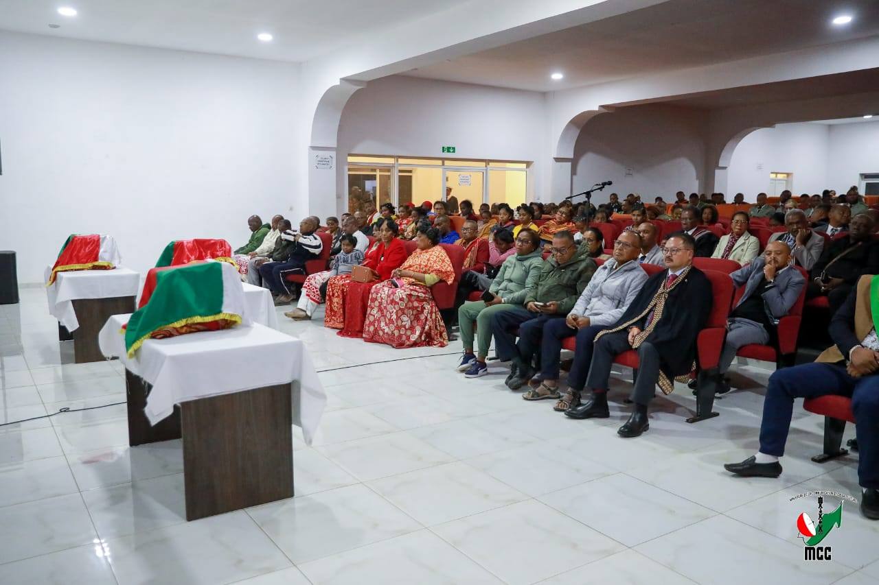 TAORIAN' NY NIAINGANY TEO MAUSOLEE, FASAN' NY MAHERY FO AVARATR' AMBOHITSAINA, ANTANANARIVO, NIJANONA TAO ANTSIRABE NY KABESON' NY AMPANJAKA TOERA SY IREO MIARAMILA ROALAHY NIARAKA TAMINY