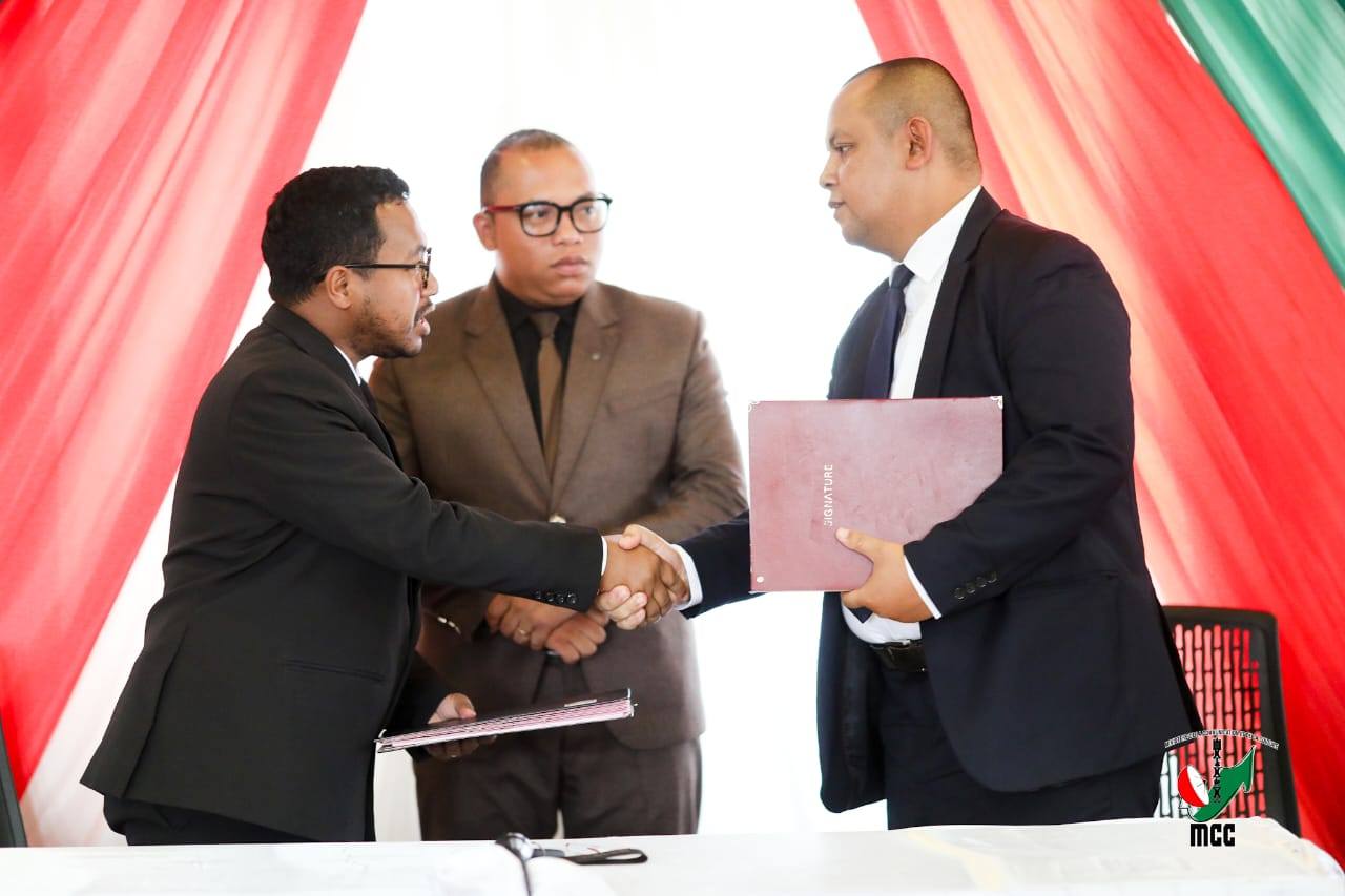 NANDRAY NY ASANY NANOMBOKA ANDROANY NY SEKRETETA JENERALY VAOVAO EO ANOVON' NY MINISTERAN' NY SERASERA SY NY KOLONTSAINA RASOLOFOARIJAONA MIARY