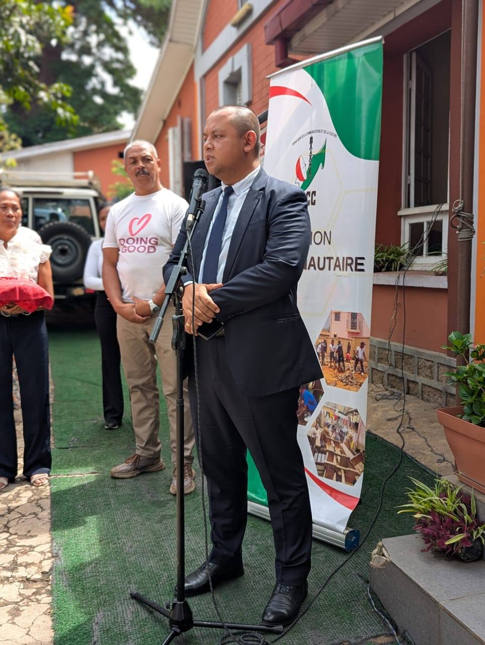 SARY MANODIDINA NY 3000 MIRAKITRA IREO ASAN' NY FIROTSAHANA AN-TSITRAPO ETO ANIVON'NY MINISTERAN' NY SERASERA SY NY KOLONTSAINA