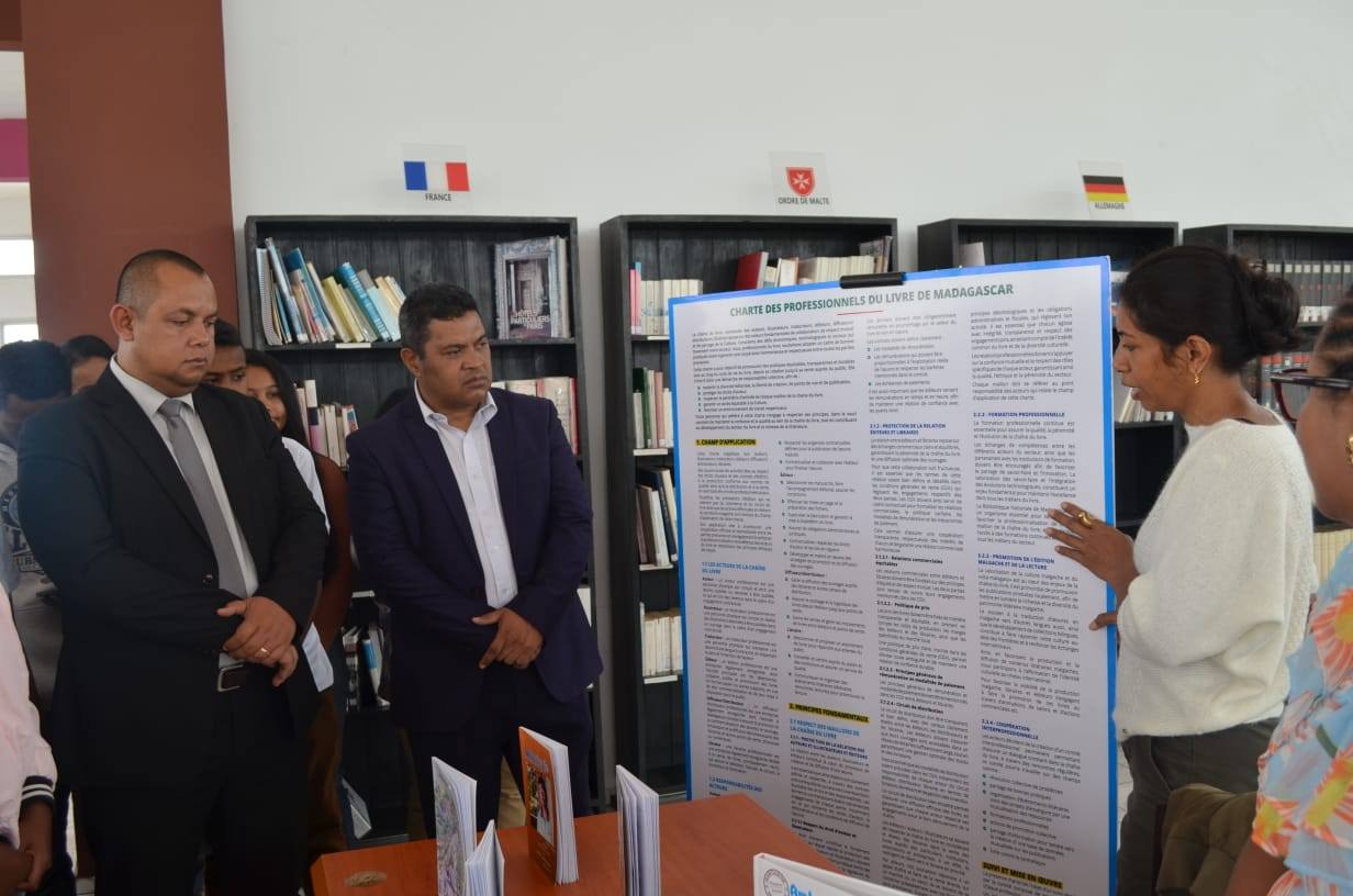 NAMPAHAFANTARIN' NY MINISTERAN' NY SERASERA SY NY KOLONTSAINA AN' IREO MPIANATRA NY ASA SY ANDRAIKITRY NY TRANOMBOKIM-PIRENENA