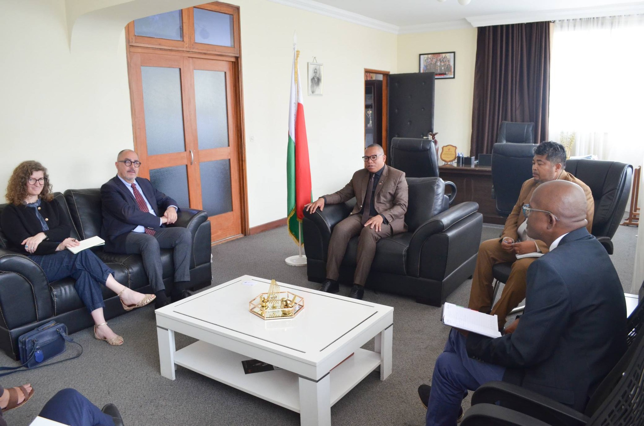 HAMETRAKA FITANTANANA MOZEA SY TRANOMBAKOKA MANARAKA NY FENITRA IRAISAM-PIRENENA NY MINISTERAN' NY SERASERA SY NY KOLONTSAINA