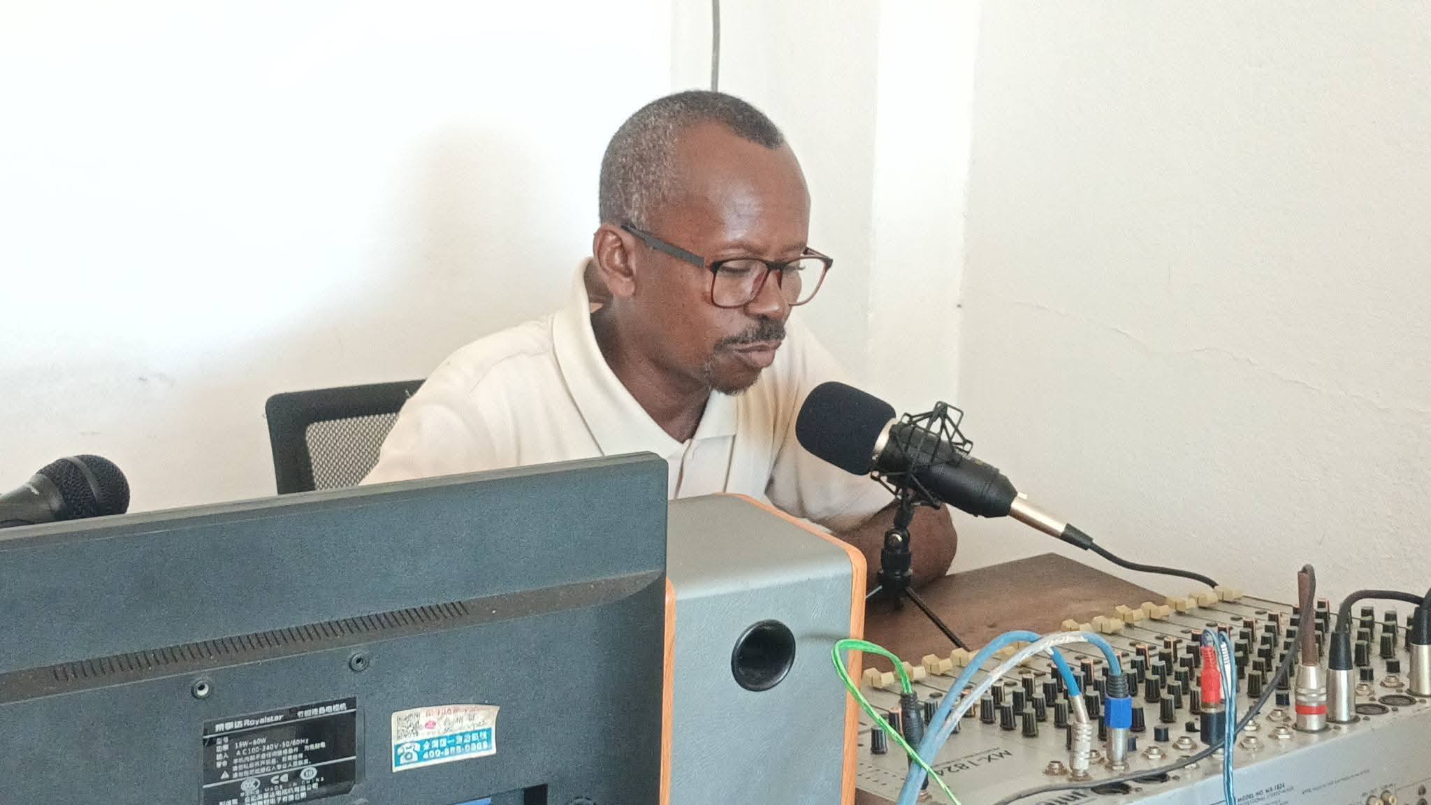 NIARA-NANAMARIKA NY ANDRO MANERAN-TANY HO AN' NY RADIO IREO ONJAMPEO MARO MANERANA NY NOSY