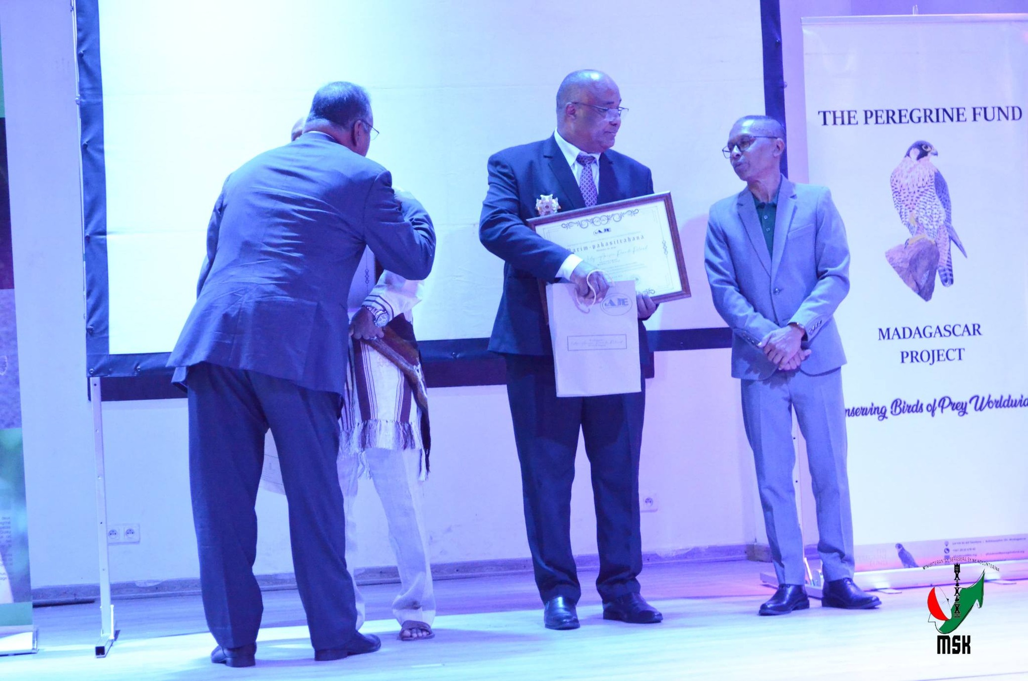 NOTOLORAN' NY AJE-FIKAMBANAN' NY MPANAO GAZETY MIKIRAKIRA NY TONTOLO IAINANA MARI-PANKASITAHANA IREO OLO-MALAZAN' NY FIKAROHANA ARA-TSIANSA