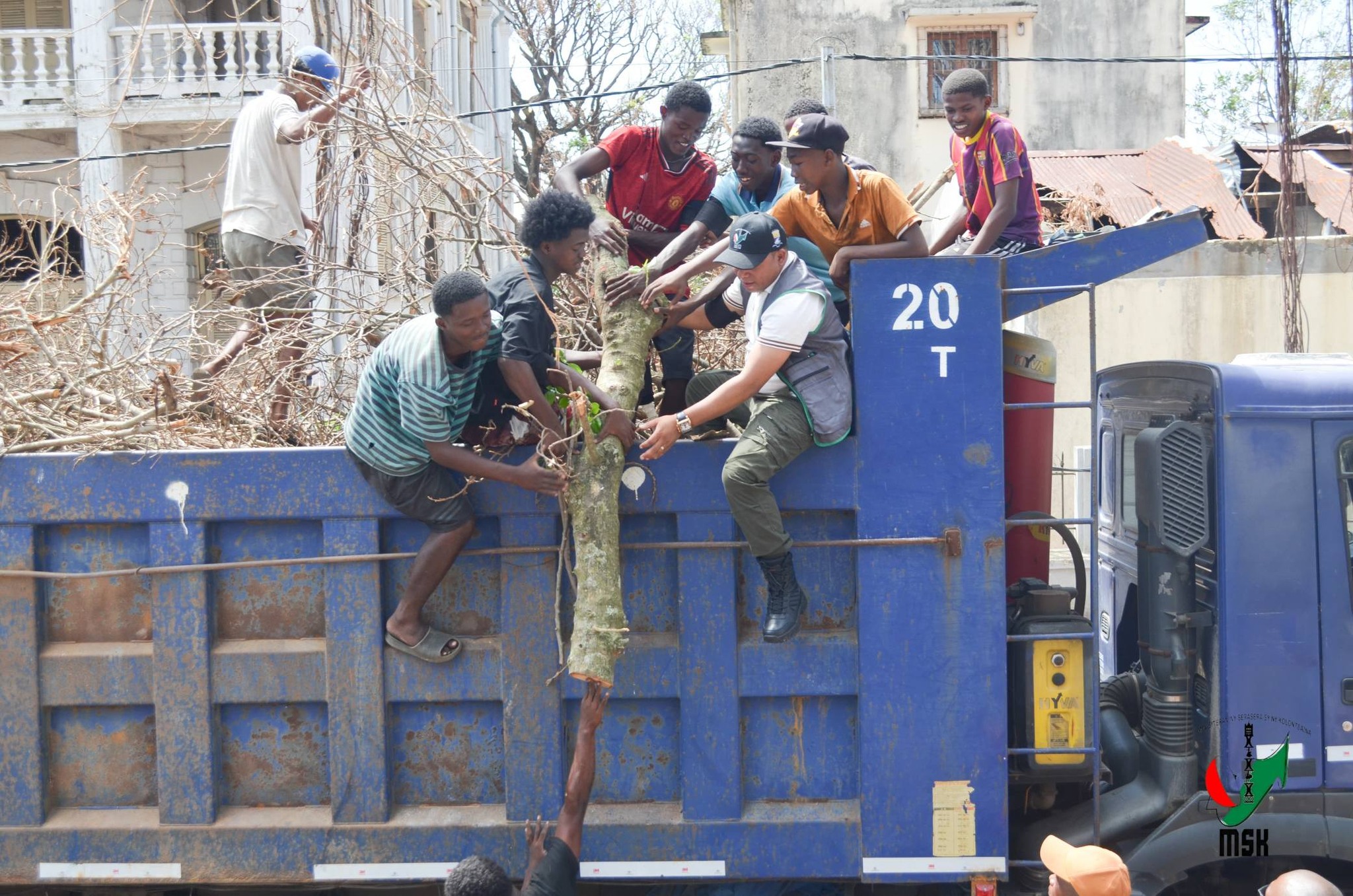 MPIROTSAKA AN-TSITRAPO MARO NO NIARA-NIENTANA TAMIN' NY MINISTERAN' NY SERASERA SY NY KOLONTSAINA NANADIO NY MOZEA VAVITIANA TOAMASINA