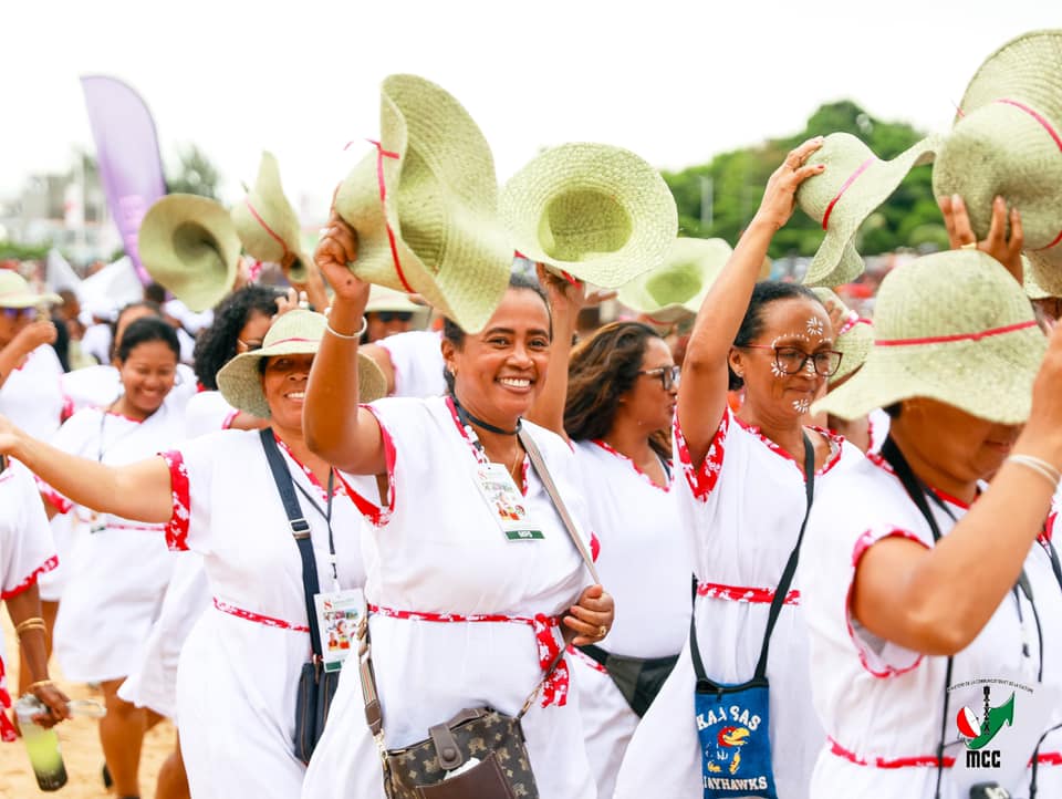 MANAN-KASINA NY VEHIVAVY ! MANAN-DANJA NY FANIRIANY, MENDRIKA HO TANTERAHINA NY NOFINOFINY