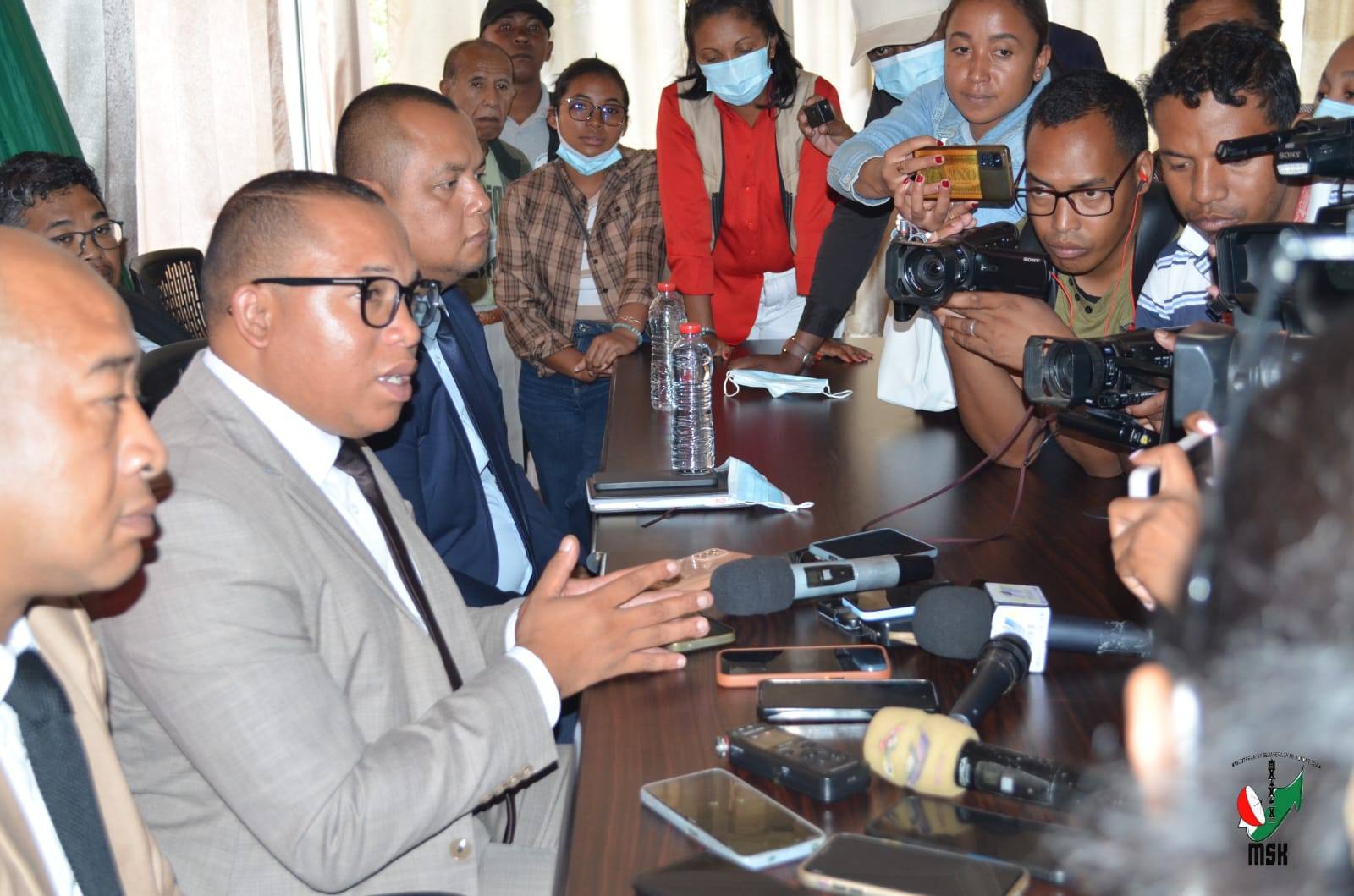 NIARA-NIDINIKA TAMIN'IREO TOMPONY HAINO VAKY JERY NY MOMBA NY TNT