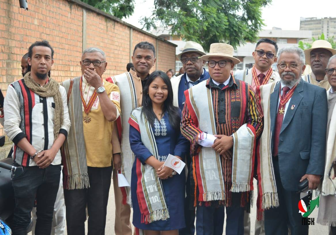 HARAVORAVOANA SY ENDRIKA FENO TSIKY NO NIARAHAN'NY MPIKABARY NISANTATRA NY ANDROM-PIRENENA HO AN' NY KABARY MALAGASY