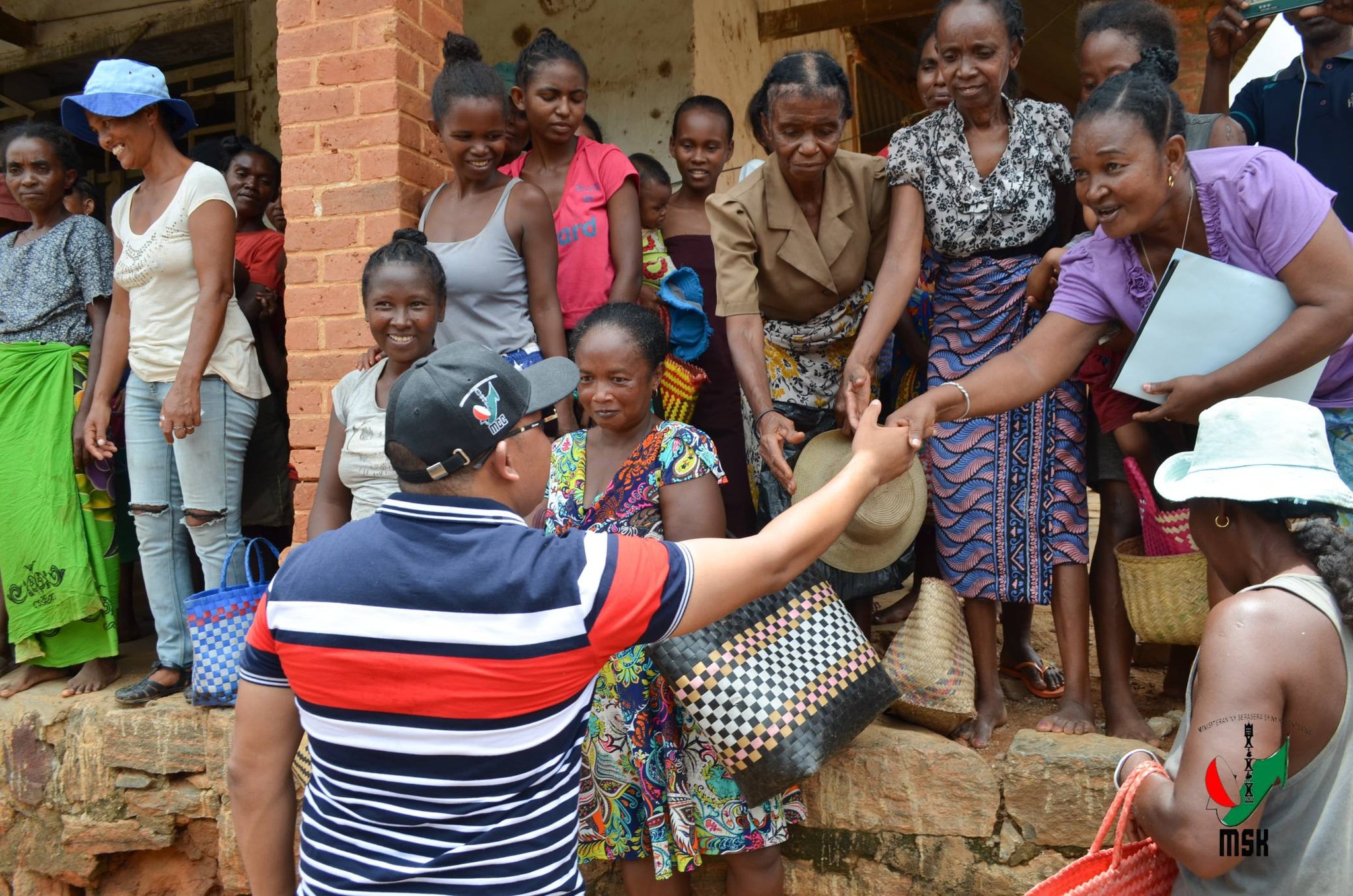 MIROTSAKA ENY AN-KIANJA NY FITONDRAM-PANJAKANA MANONTOLO MANAO TANAN-DAVA MAMONJY NY MPIRAY TANINDRAZANA