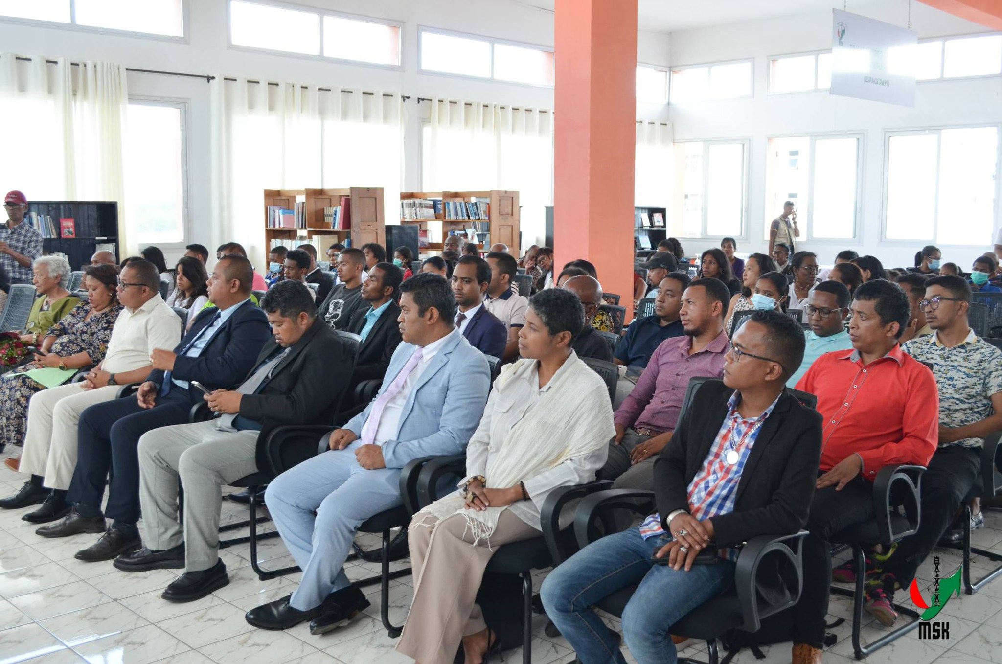 FAMPIROBOROBOANA NY TONTOLON' NY BOKY ATAON' NY MINISTERAN' NY SERASERA SY NY KOLONTSAINA NAMPAHAFANTATRA ANDROANY NY DIARIN' I ANNE FRANK VITA TENY MALAGASY