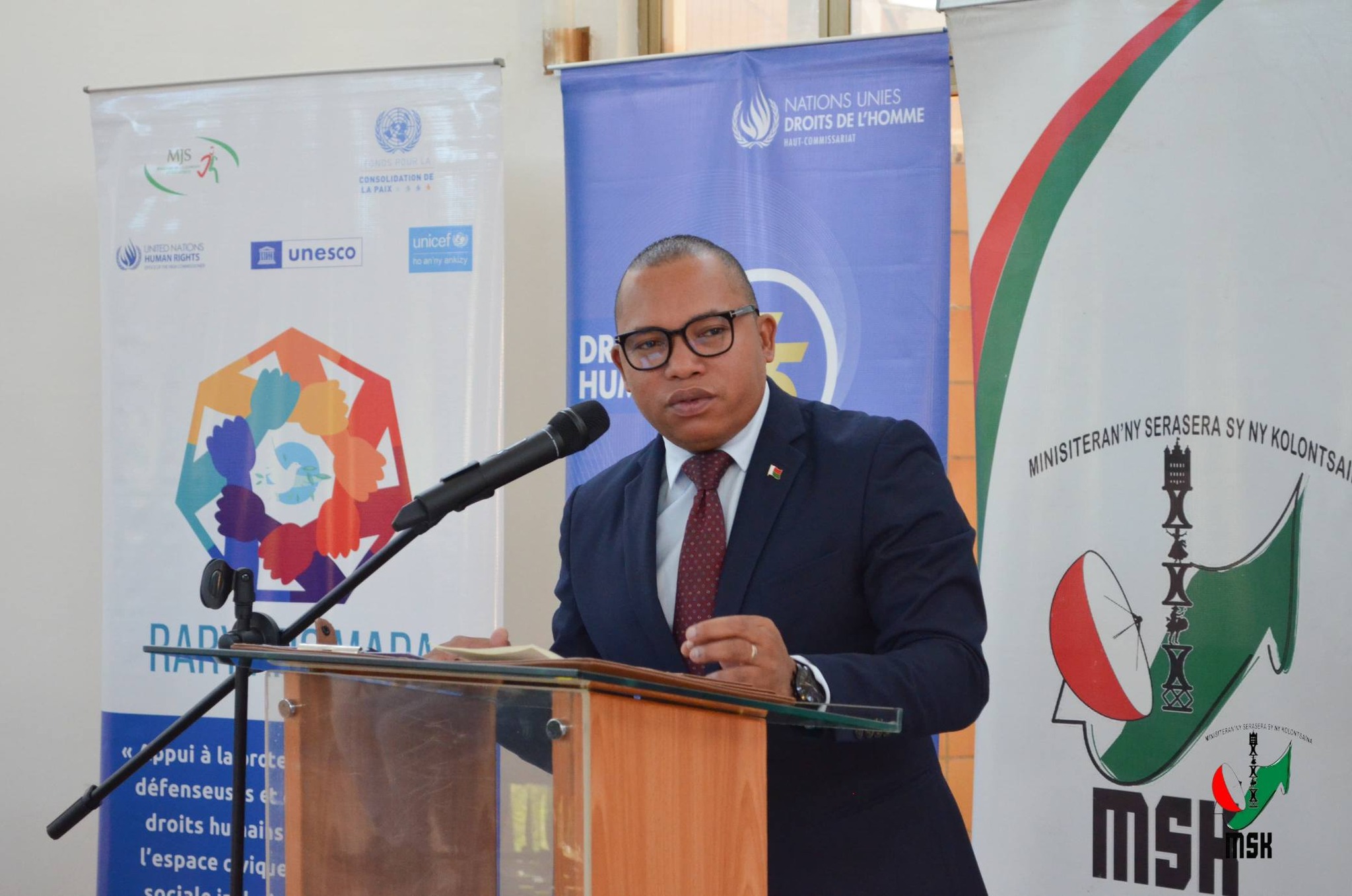 MAMOLAVOLA LALANA MIARO NY MPANAO GAZETY SY NY FAHALALAHANA MANEHO HEVITRA NY MINISTERAN' NY SERASERA SY NY KOLONTSAINA MIARAKA AMIN' NY KOMITY IVONDRONAN' NY MPANAO GAZETY