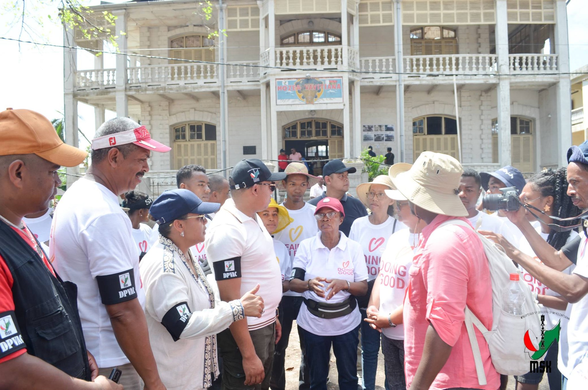 MPIROTSAKA AN-TSITRAPO MARO NO NIARA-NIENTANA TAMIN' NY MINISTERAN' NY SERASERA SY NY KOLONTSAINA NANADIO NY MOZEA VAVITIANA TOAMASINA
