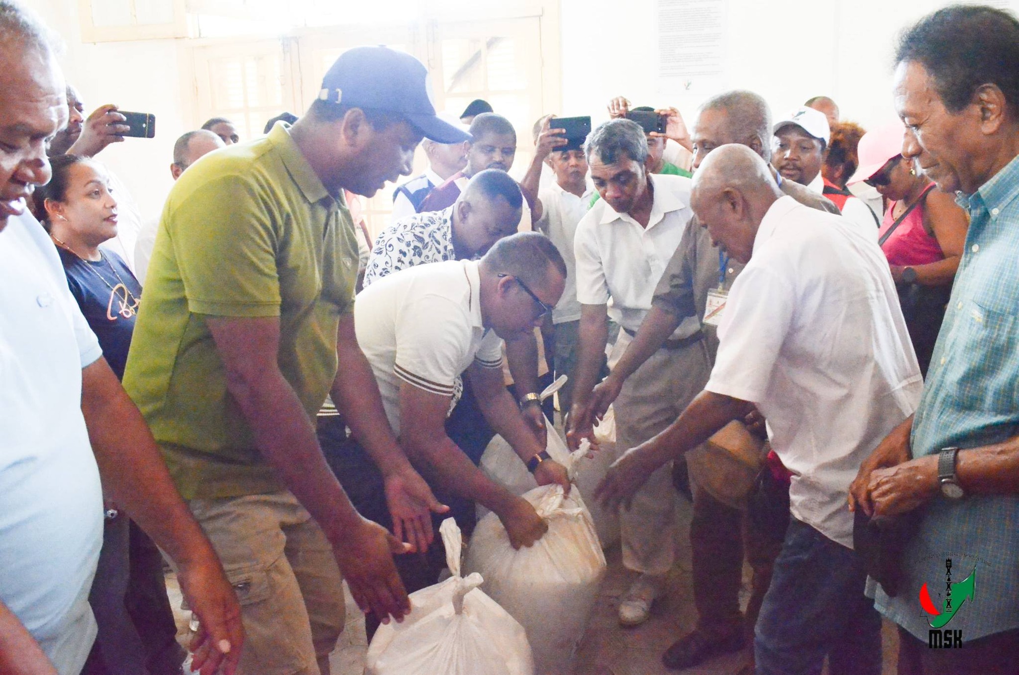 NIVIMBINA IZAY VOATSIRAMBIN' NY TANANY NY MINISTERAN' NY SERASERA SY NY KOLONTSAINA HANAMAIVANANA NY VESATRY NY RIVODOZA GEZANI