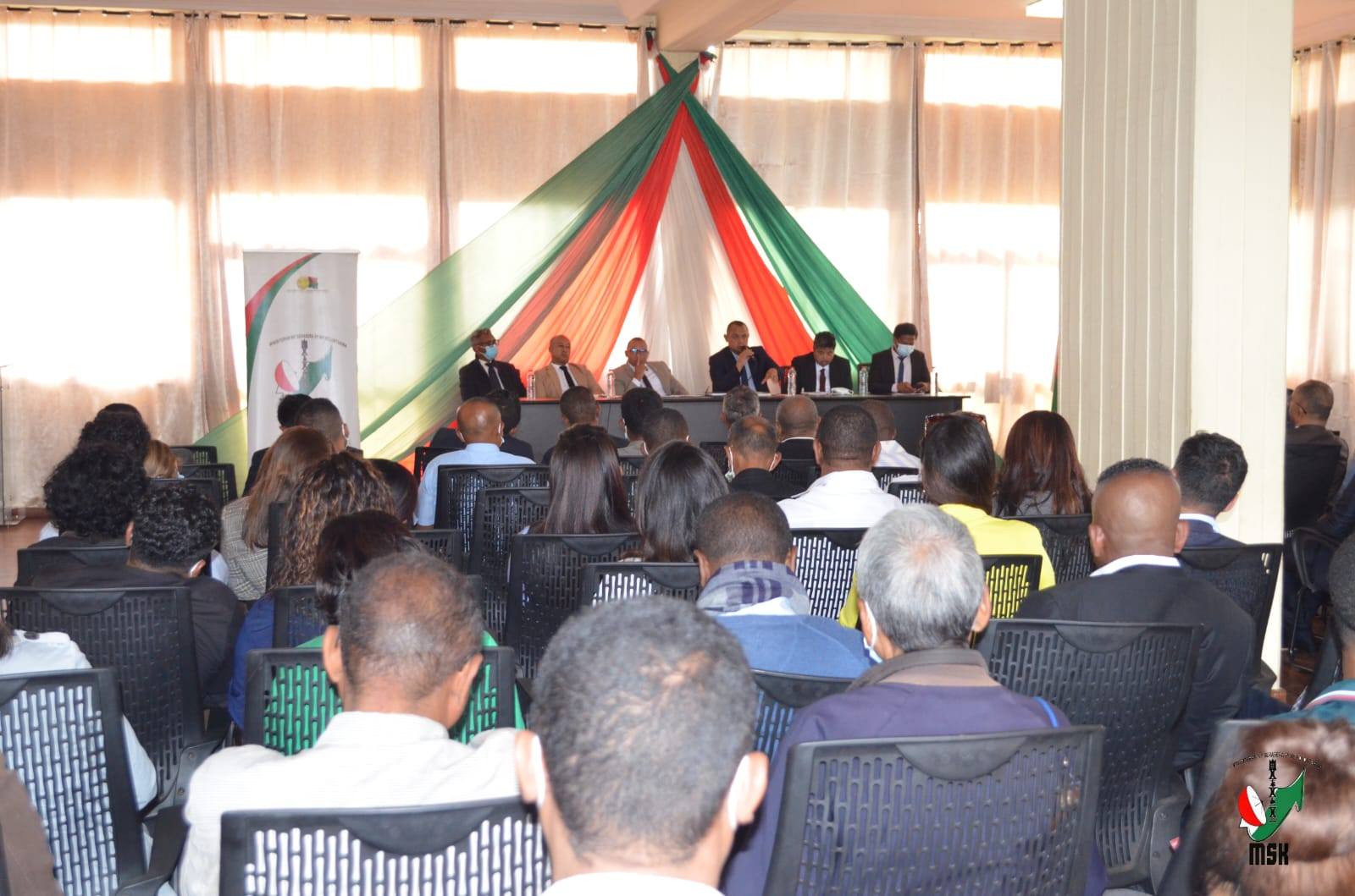 NIARA-NIDINIKA TAMIN'IREO TOMPONY HAINO VAKY JERY NY MOMBA NY TNT