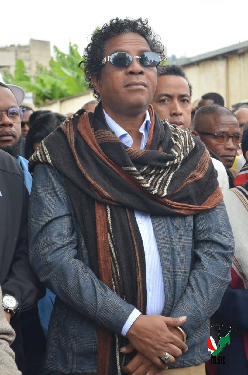 HARAVORAVOANA SY ENDRIKA FENO TSIKY NO NIARAHAN'NY MPIKABARY NISANTATRA NY ANDROM-PIRENENA HO AN' NY KABARY MALAGASY