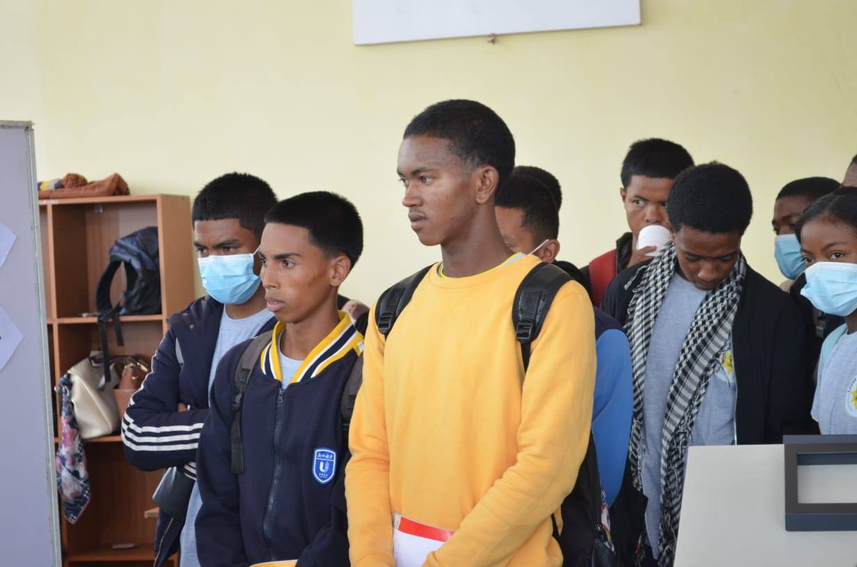 NAMPAHAFANTARIN' NY MINISTERAN' NY SERASERA SY NY KOLONTSAINA AN' IREO MPIANATRA NY ASA SY ANDRAIKITRY NY TRANOMBOKIM-PIRENENA