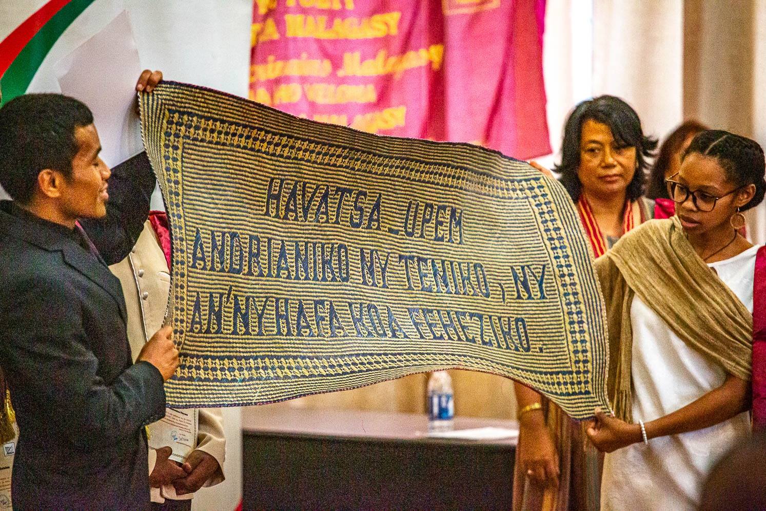 FIKAMBANAN' NY POETY SY MPANORATRA MALAGASY HAVATSA-UPEM, NOTOLORANA MARI-BONINAHITRY NY KANTO IREO MPANORATRA