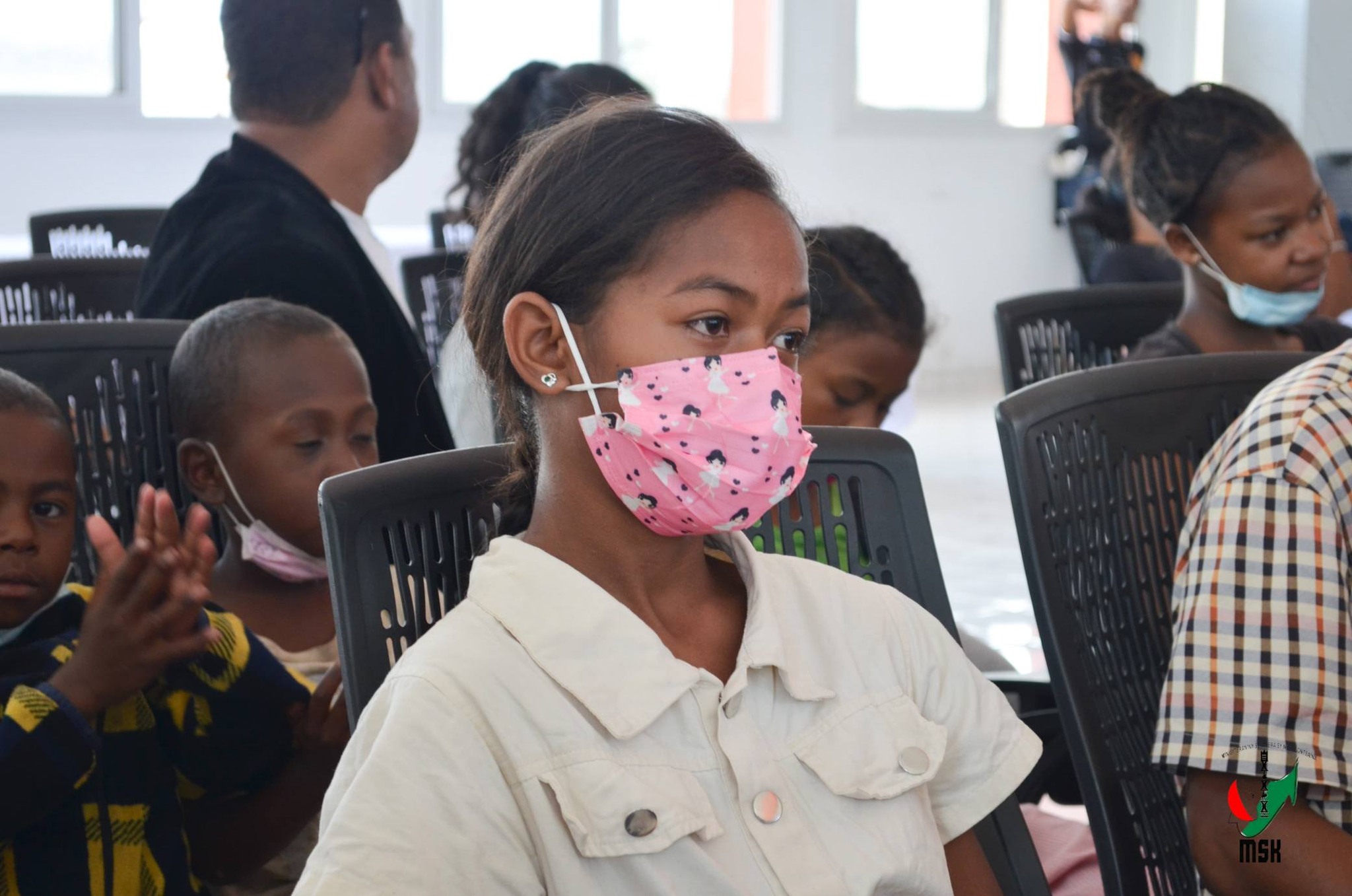 FAMPIROBOROBOANA NY TONTOLON' NY BOKY ATAON' NY MINISTERAN' NY SERASERA SY NY KOLONTSAINA NAMPAHAFANTATRA ANDROANY NY DIARIN' I ANNE FRANK VITA TENY MALAGASY