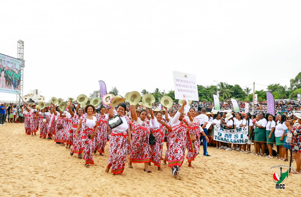 MANAN-KASINA NY VEHIVAVY ! MANAN-DANJA NY FANIRIANY, MENDRIKA HO TANTERAHINA NY NOFINOFINY