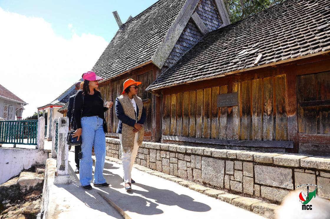 NIAVAKA NY FANKALAZANA NY ANDRO IRAISAM-PIRENENA HO AN' NY MOZEA TENY AMIN' NY ROVAN' AMBOHIMANGA