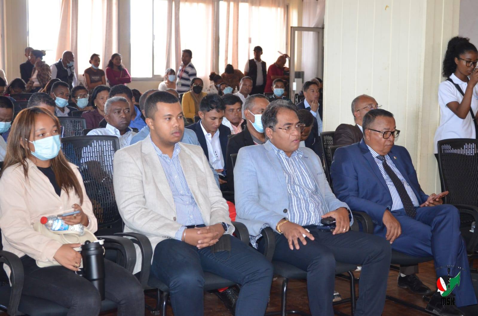 NIARA-NIDINIKA TAMIN'IREO TOMPONY HAINO VAKY JERY NY MOMBA NY TNT