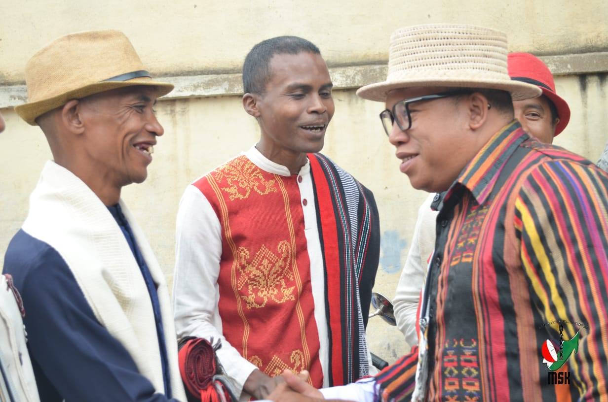 HARAVORAVOANA SY ENDRIKA FENO TSIKY NO NIARAHAN'NY MPIKABARY NISANTATRA NY ANDROM-PIRENENA HO AN' NY KABARY MALAGASY