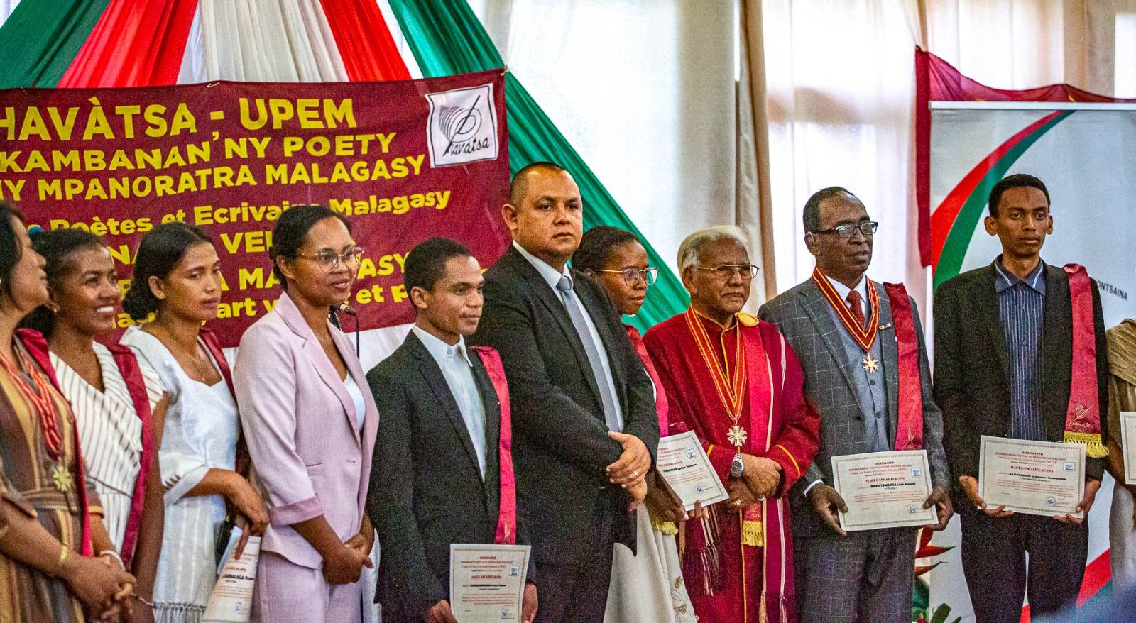 FIKAMBANAN' NY POETY SY MPANORATRA MALAGASY HAVATSA-UPEM, NOTOLORANA MARI-BONINAHITRY NY KANTO IREO MPANORATRA