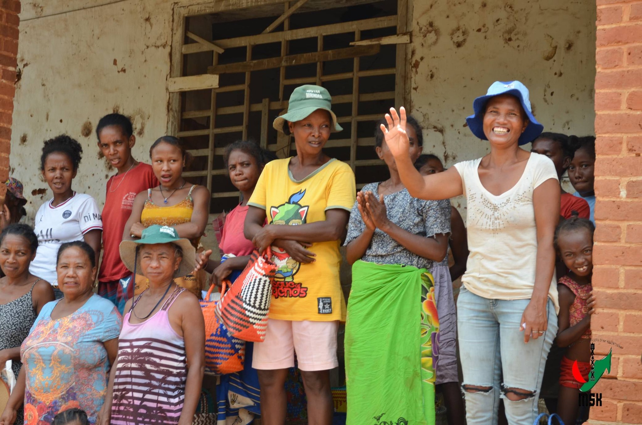 MIROTSAKA ENY AN-KIANJA NY FITONDRAM-PANJAKANA MANONTOLO MANAO TANAN-DAVA MAMONJY NY MPIRAY TANINDRAZANA