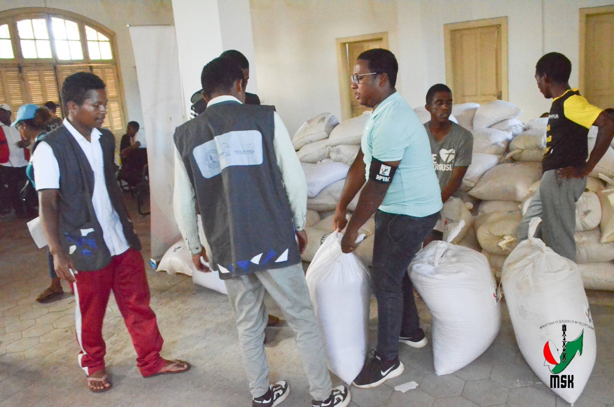 NIVIMBINA IZAY VOATSIRAMBIN' NY TANANY NY MINISTERAN' NY SERASERA SY NY KOLONTSAINA HANAMAIVANANA NY VESATRY NY RIVODOZA GEZANI