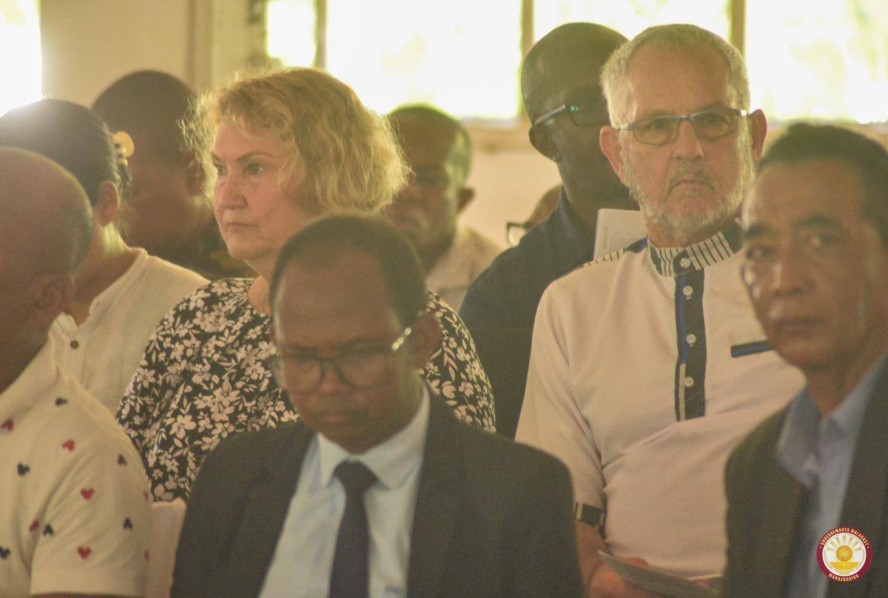 BASE TOLIARA VONONA HIFANOME TANANA NY RAY AMAN-DRENY SY NY MPANAO POLITIKA ATY AN-TOERANA HO AN' IO TETIKASA IO