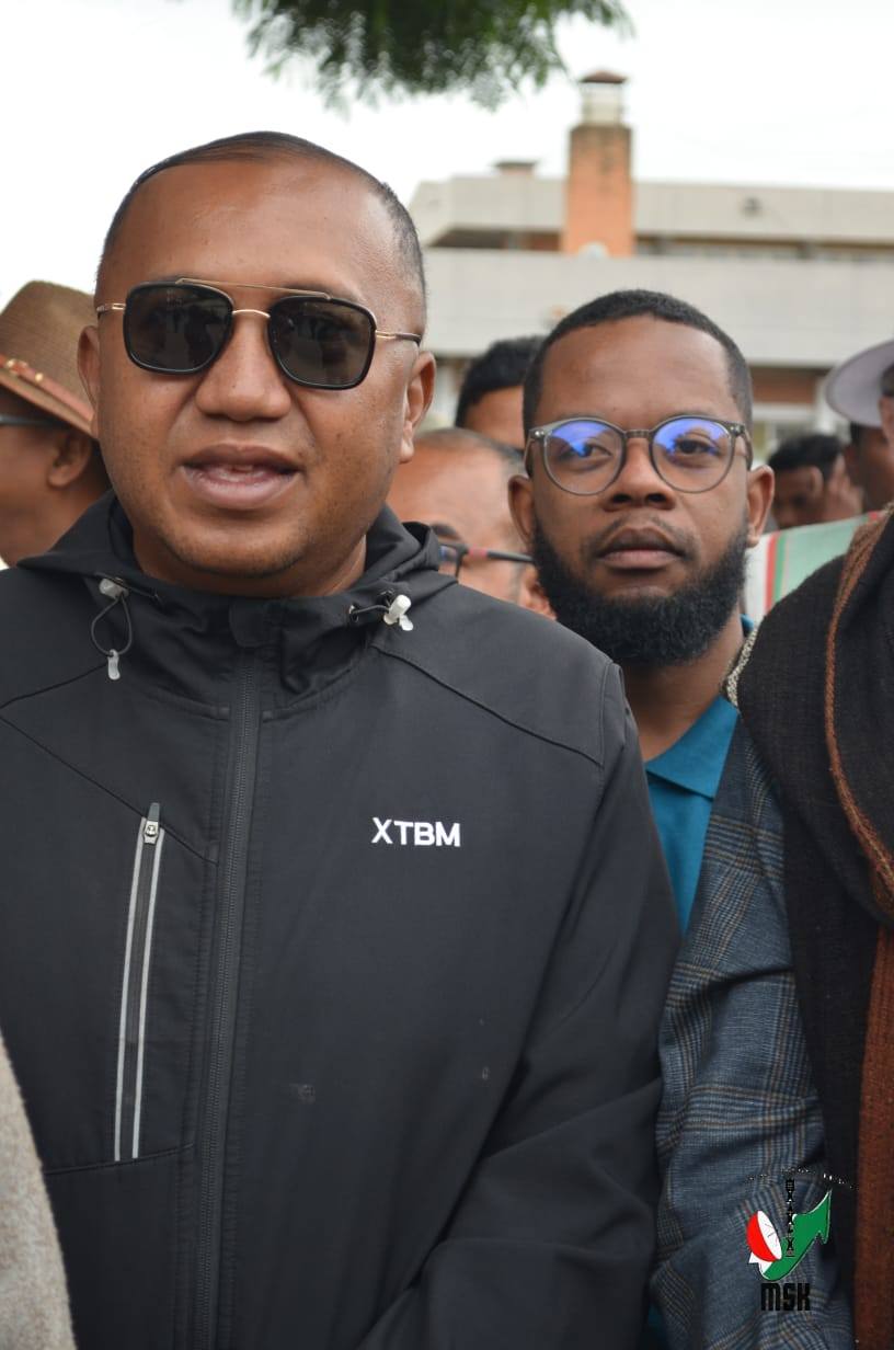 HARAVORAVOANA SY ENDRIKA FENO TSIKY NO NIARAHAN'NY MPIKABARY NISANTATRA NY ANDROM-PIRENENA HO AN' NY KABARY MALAGASY