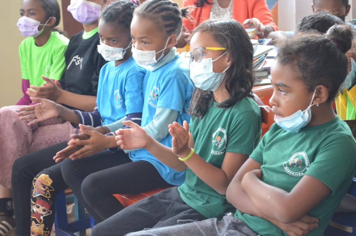 NAMPAHAFANTARIN' NY MINISTERAN' NY SERASERA SY NY KOLONTSAINA AN' IREO MPIANATRA NY ASA SY ANDRAIKITRY NY TRANOMBOKIM-PIRENENA