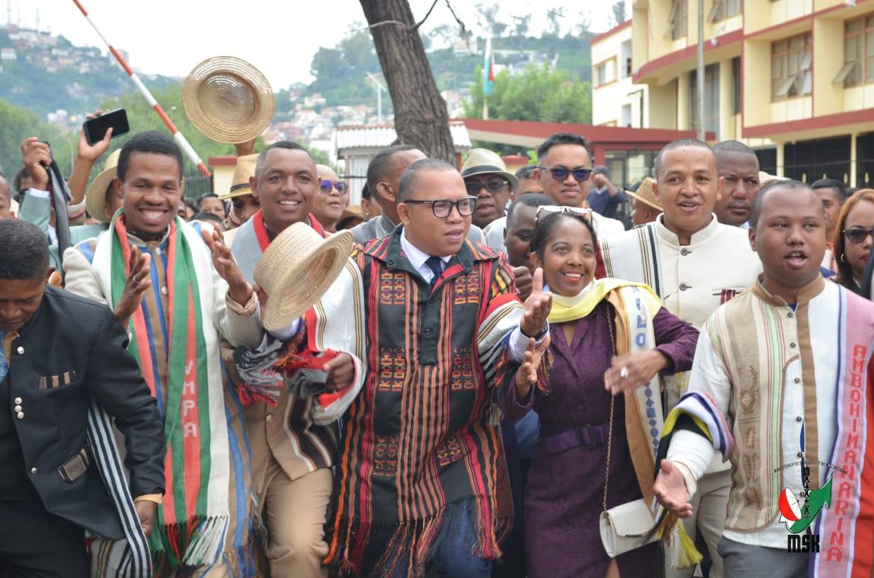 HARAVORAVOANA SY ENDRIKA FENO TSIKY NO NIARAHAN'NY MPIKABARY NISANTATRA NY ANDROM-PIRENENA HO AN' NY KABARY MALAGASY