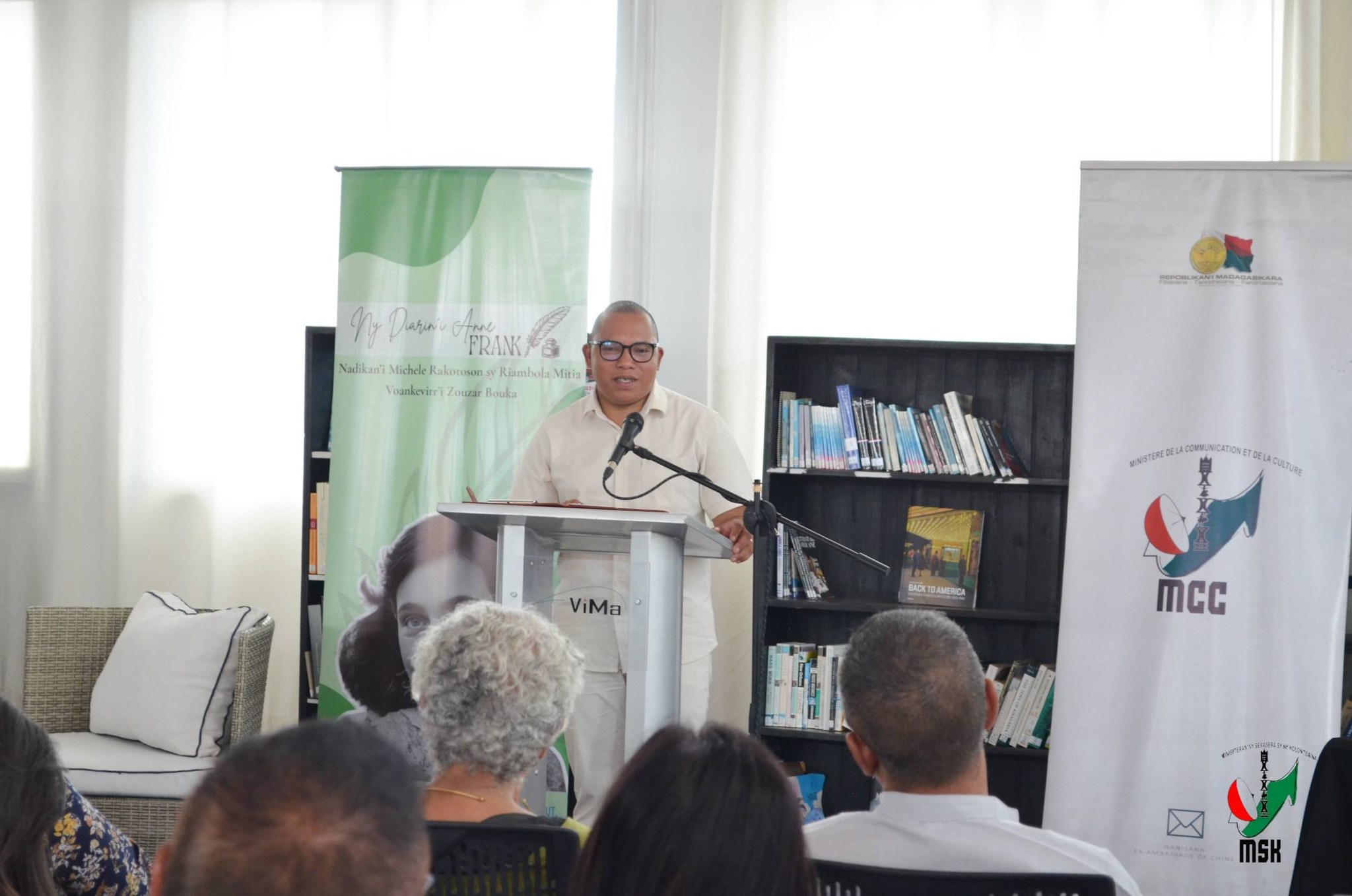 FAMPIROBOROBOANA NY TONTOLON' NY BOKY ATAON' NY MINISTERAN' NY SERASERA SY NY KOLONTSAINA NAMPAHAFANTATRA ANDROANY NY DIARIN' I ANNE FRANK VITA TENY MALAGASY