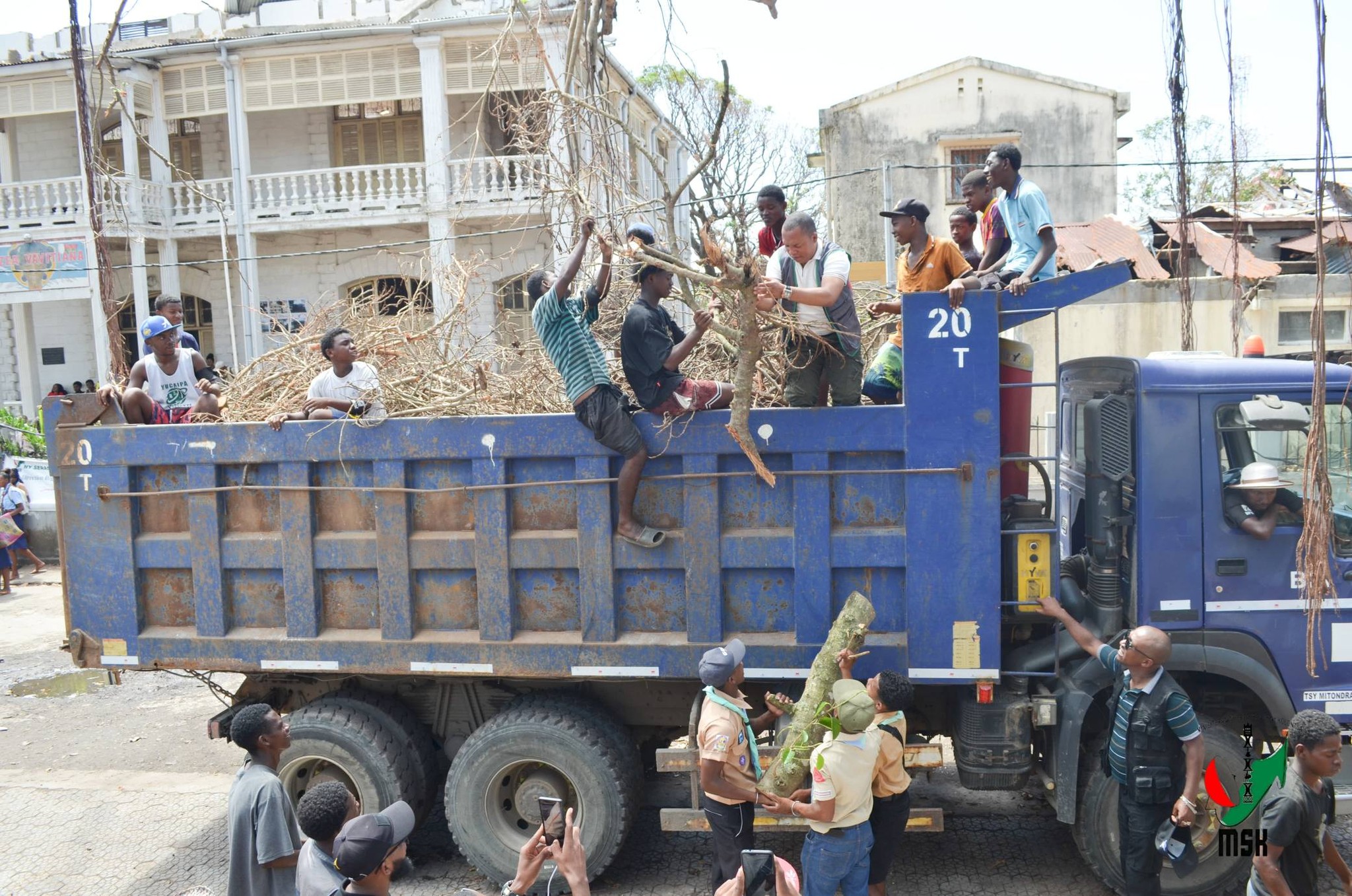 MPIROTSAKA AN-TSITRAPO MARO NO NIARA-NIENTANA TAMIN' NY MINISTERAN' NY SERASERA SY NY KOLONTSAINA NANADIO NY MOZEA VAVITIANA TOAMASINA