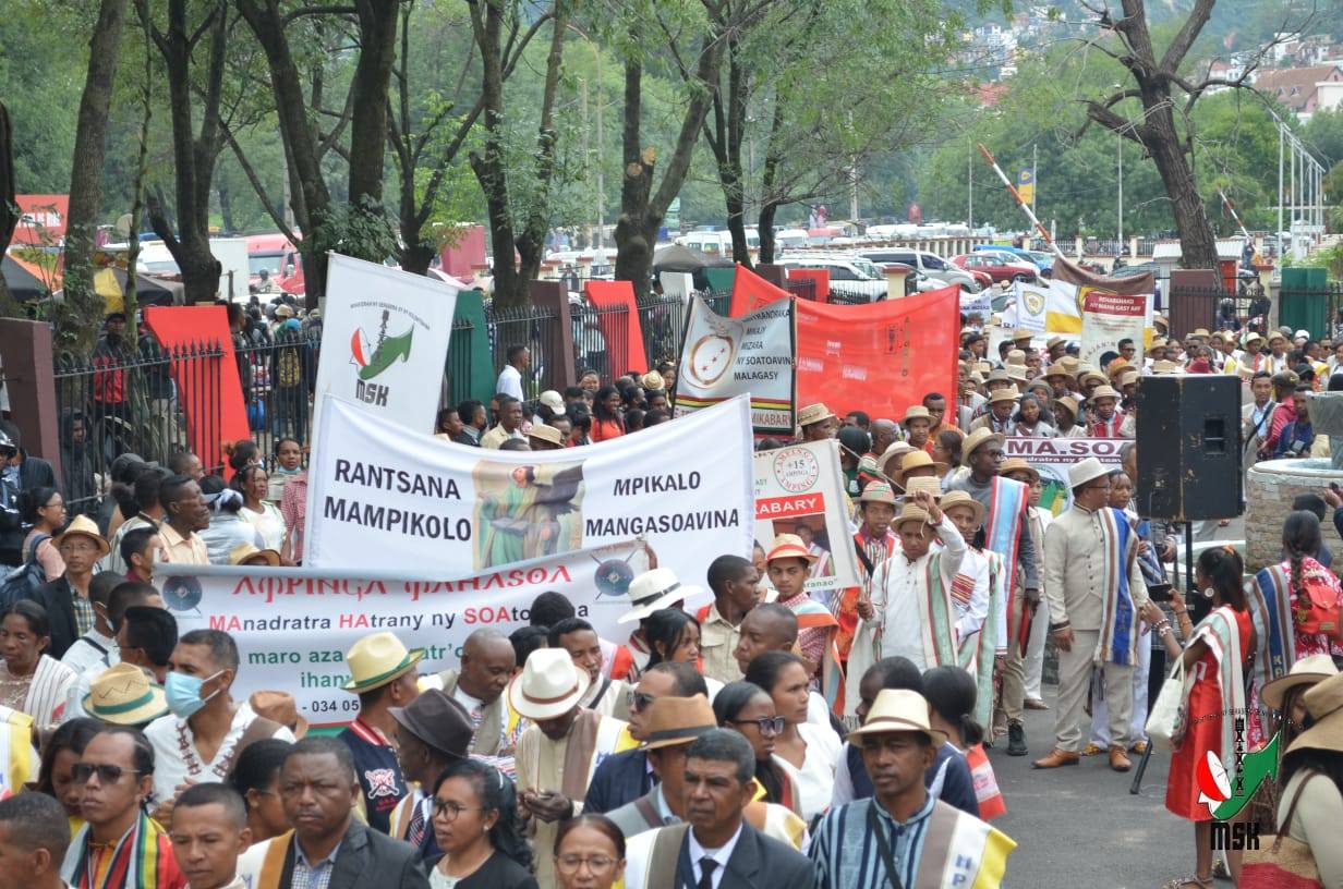 HARAVORAVOANA SY ENDRIKA FENO TSIKY NO NIARAHAN'NY MPIKABARY NISANTATRA NY ANDROM-PIRENENA HO AN' NY KABARY MALAGASY