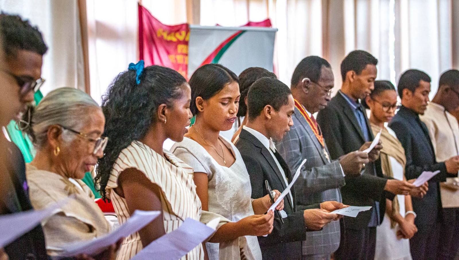 FIKAMBANAN' NY POETY SY MPANORATRA MALAGASY HAVATSA-UPEM, NOTOLORANA MARI-BONINAHITRY NY KANTO IREO MPANORATRA