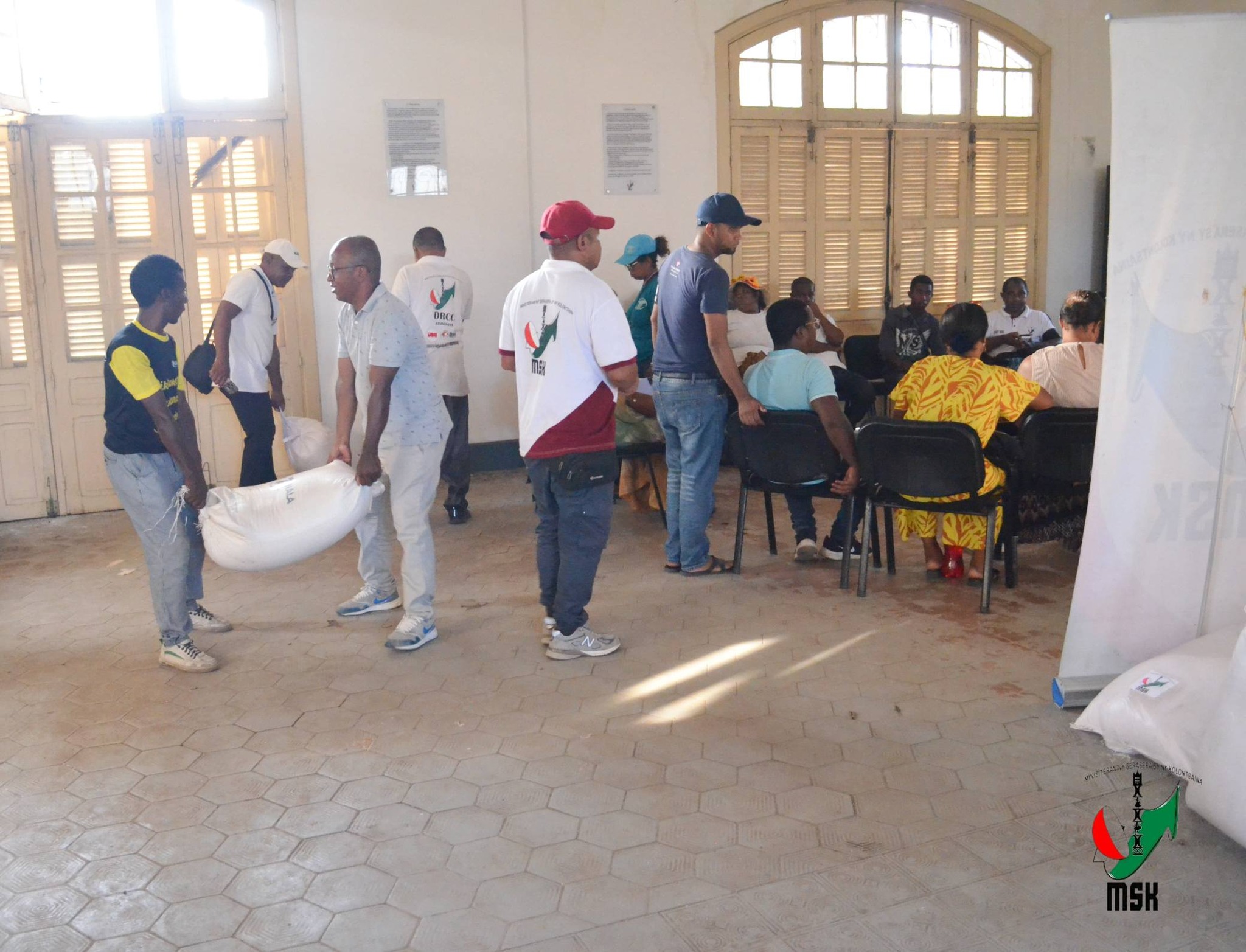 NIVIMBINA IZAY VOATSIRAMBIN' NY TANANY NY MINISTERAN' NY SERASERA SY NY KOLONTSAINA HANAMAIVANANA NY VESATRY NY RIVODOZA GEZANI