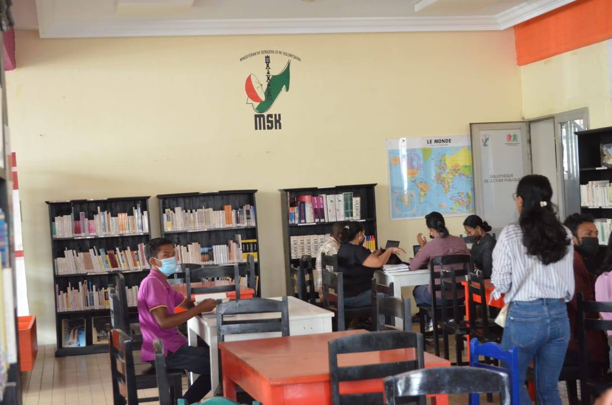 NAMPAHAFANTARIN' NY MINISTERAN' NY SERASERA SY NY KOLONTSAINA AN' IREO MPIANATRA NY ASA SY ANDRAIKITRY NY TRANOMBOKIM-PIRENENA