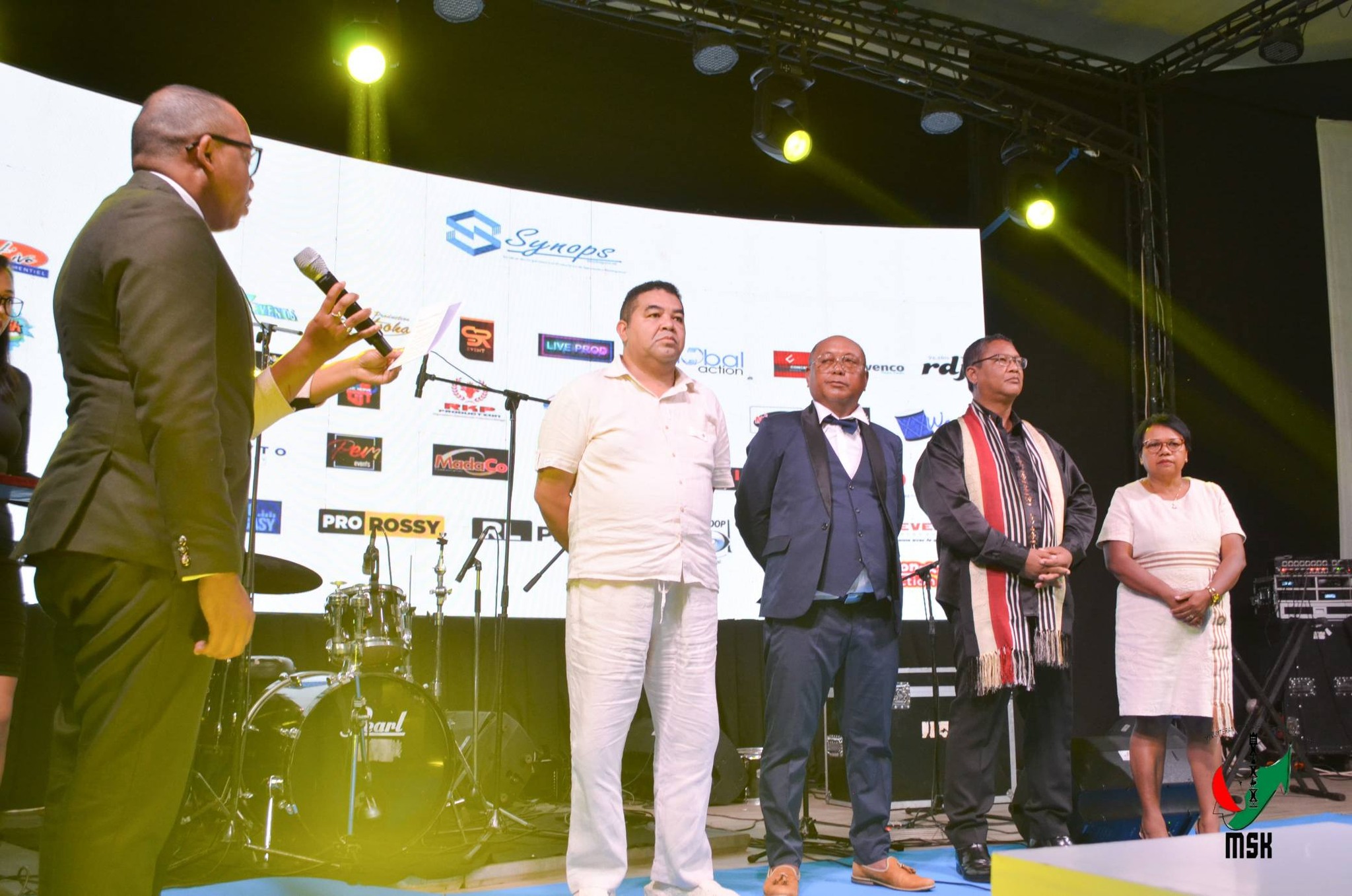 MITANA ANJARA ANDRAIKITRA GOAVANA AMIN'NY FIKOLOKOLOANA SY FANANDRATANA NY KOLONTSAINA MALAGASY NY MPIKARAKARA FAMPISEHOANA MATIHANINA