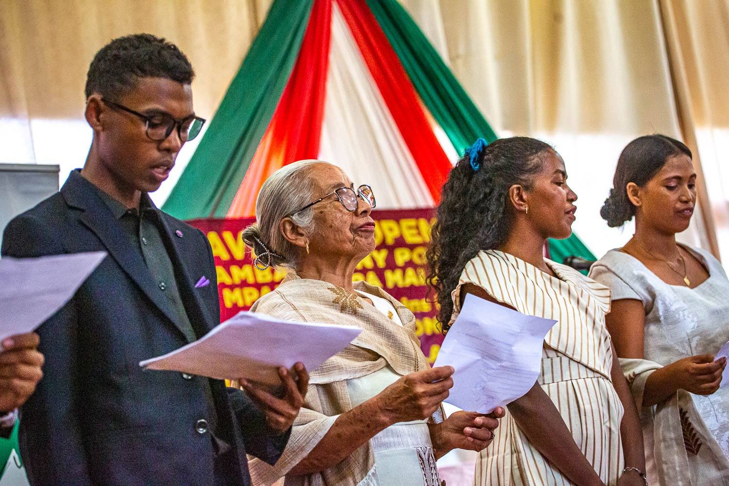 FIKAMBANAN' NY POETY SY MPANORATRA MALAGASY HAVATSA-UPEM, NOTOLORANA MARI-BONINAHITRY NY KANTO IREO MPANORATRA