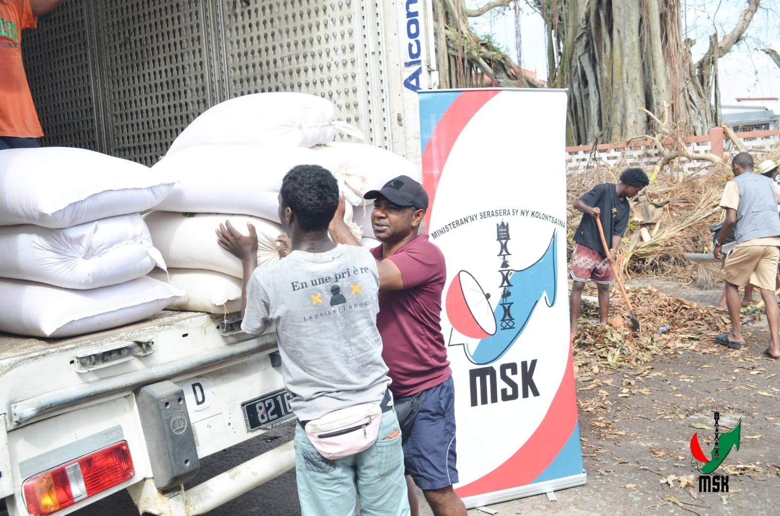 NIVIMBINA IZAY VOATSIRAMBIN' NY TANANY NY MINISTERAN' NY SERASERA SY NY KOLONTSAINA HANAMAIVANANA NY VESATRY NY RIVODOZA GEZANI