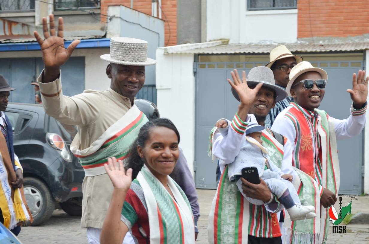 HARAVORAVOANA SY ENDRIKA FENO TSIKY NO NIARAHAN'NY MPIKABARY NISANTATRA NY ANDROM-PIRENENA HO AN' NY KABARY MALAGASY