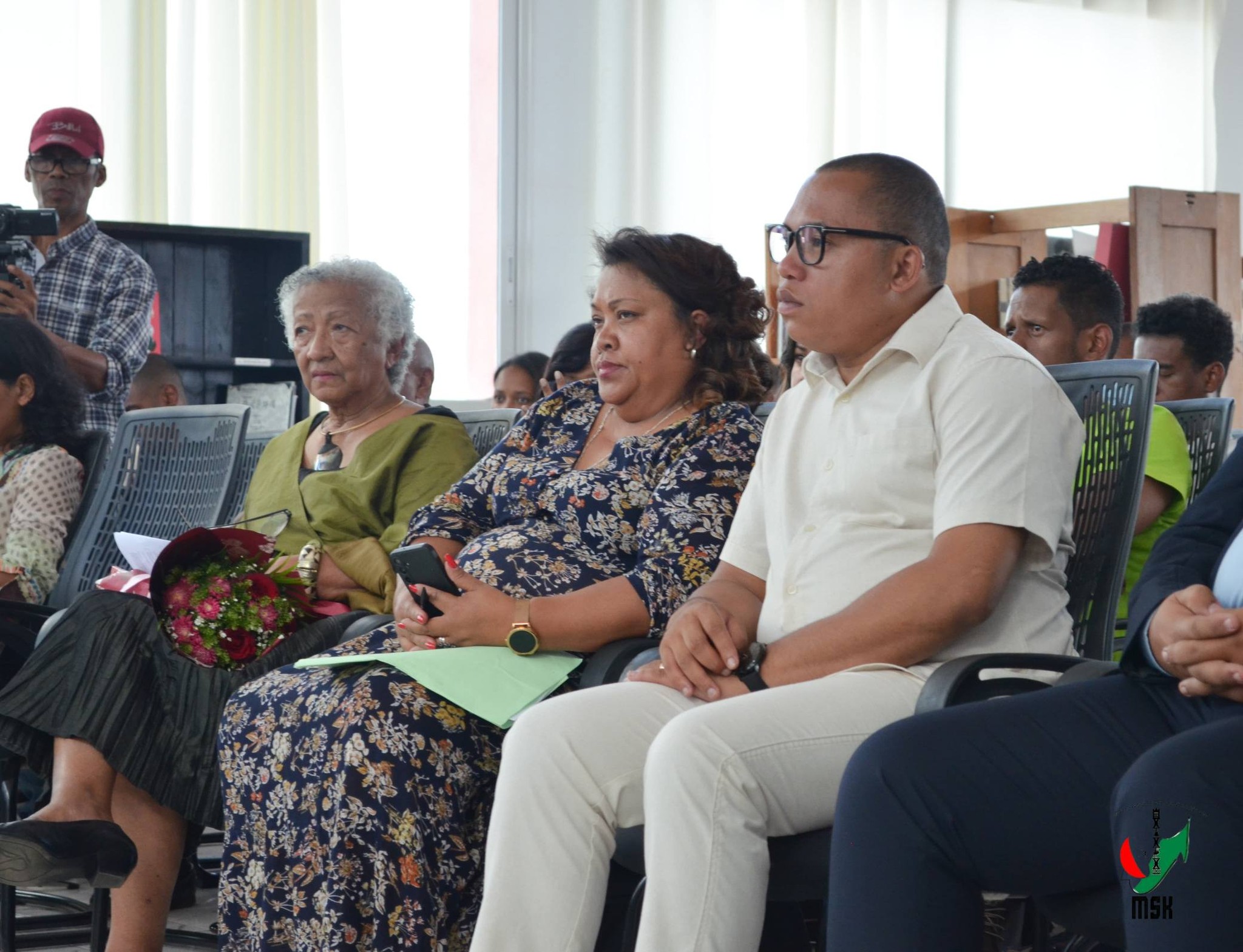 FAMPIROBOROBOANA NY TONTOLON' NY BOKY ATAON' NY MINISTERAN' NY SERASERA SY NY KOLONTSAINA NAMPAHAFANTATRA ANDROANY NY DIARIN' I ANNE FRANK VITA TENY MALAGASY