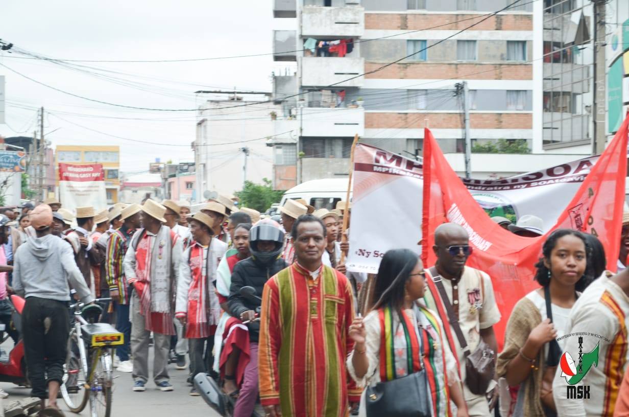 HARAVORAVOANA SY ENDRIKA FENO TSIKY NO NIARAHAN'NY MPIKABARY NISANTATRA NY ANDROM-PIRENENA HO AN' NY KABARY MALAGASY