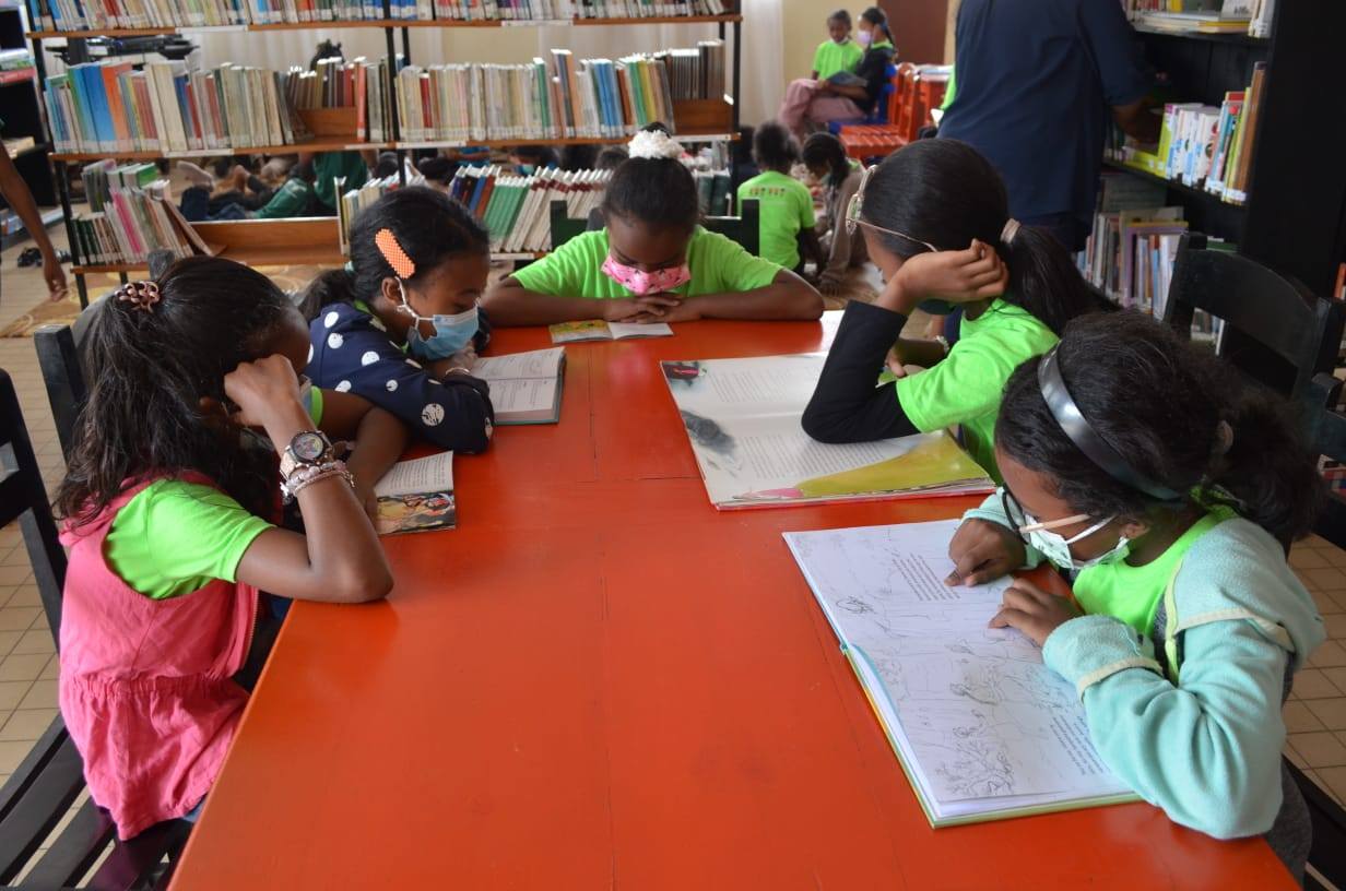 NAMPAHAFANTARIN' NY MINISTERAN' NY SERASERA SY NY KOLONTSAINA AN' IREO MPIANATRA NY ASA SY ANDRAIKITRY NY TRANOMBOKIM-PIRENENA